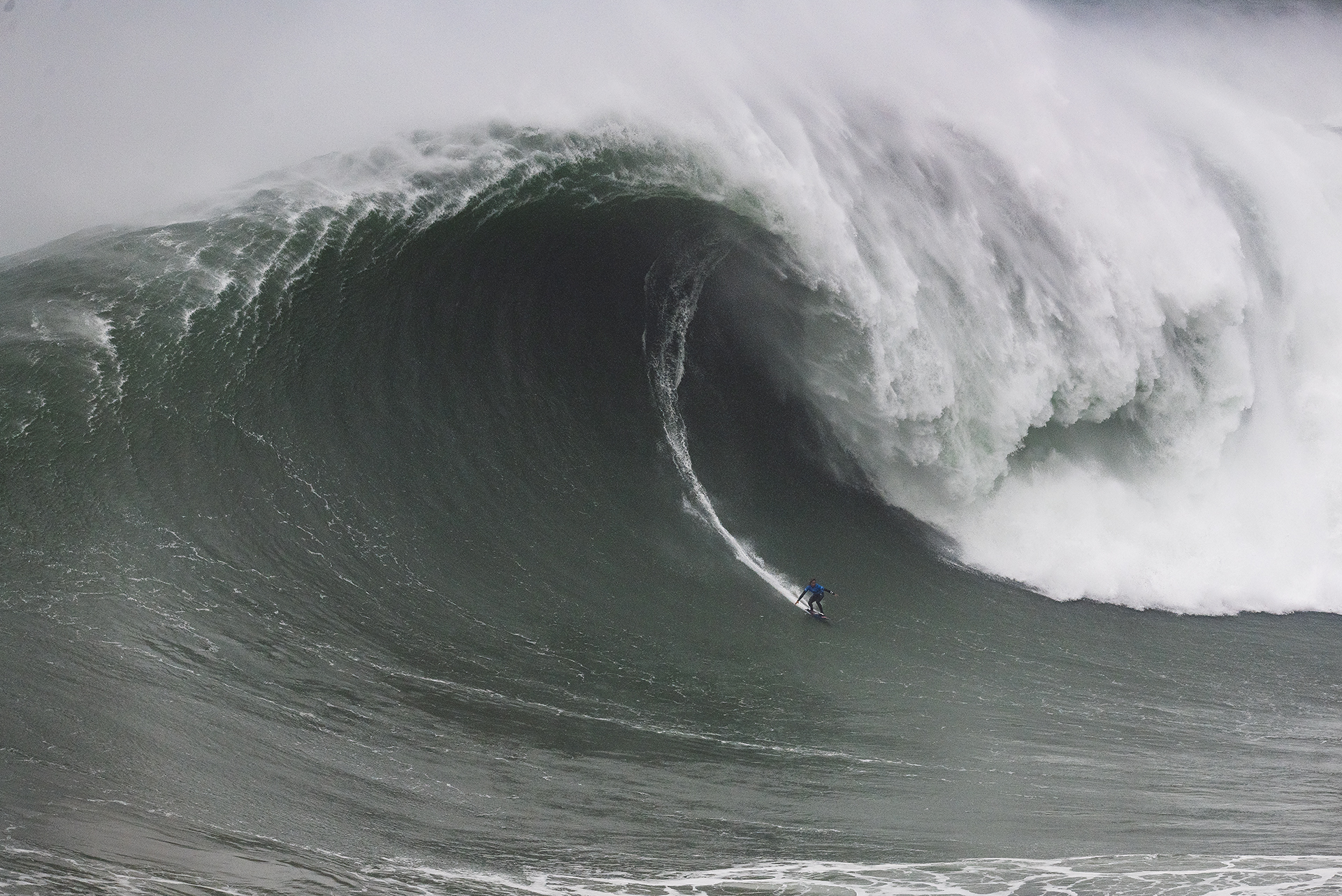 Nadador-salvador pede autorização para entrar em evento de ondas gigantes no Havai. Ganhou, voltou à torre de vigia e é o novo herói local