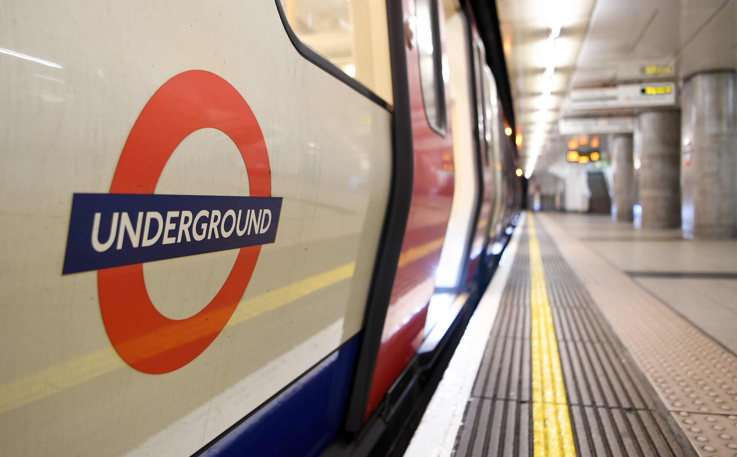 Covid-19: Metro de Londres parcialmente fechado para conter a pandemia