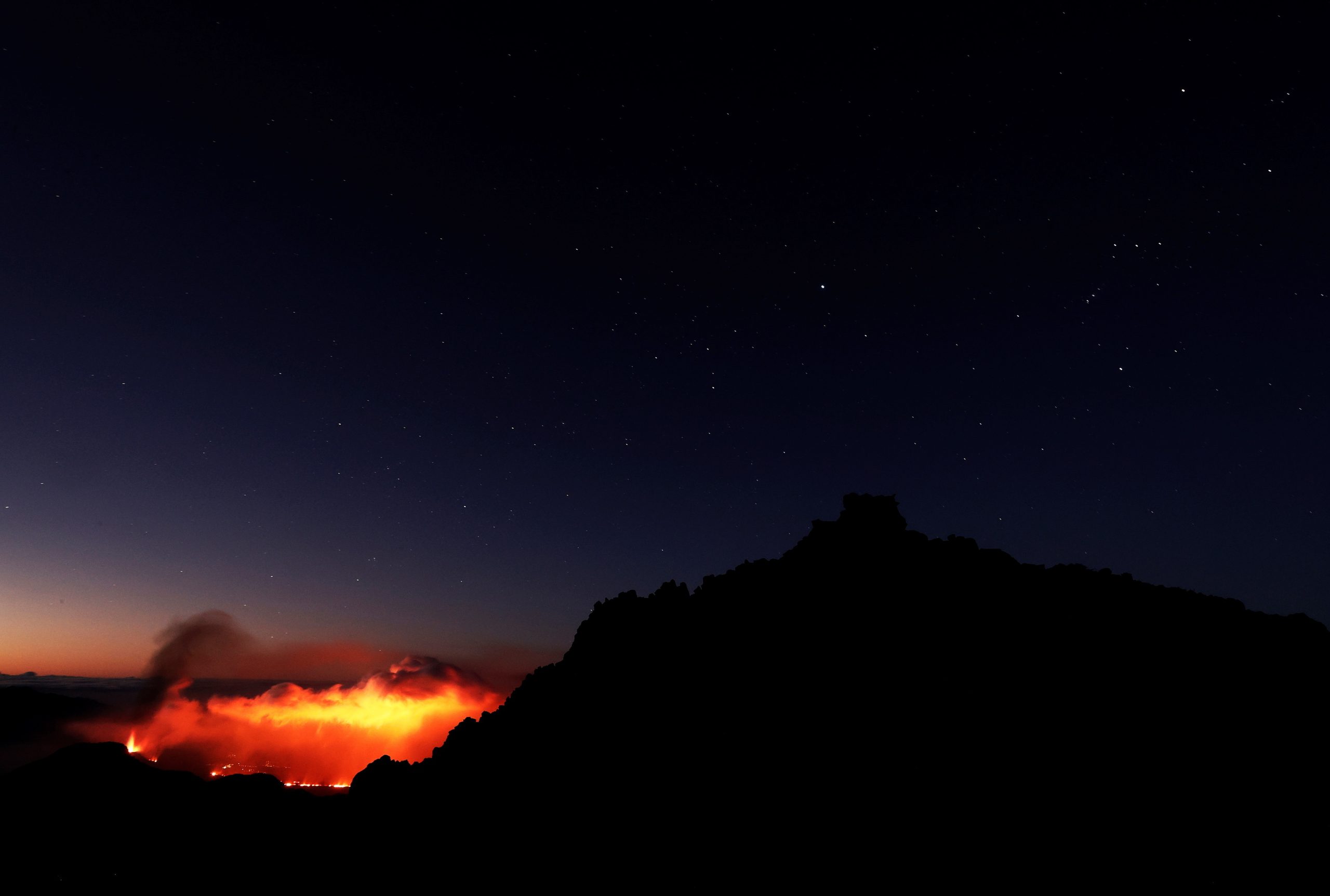 La Palma regista 21 sismos desde a meia-noite. Três línguas de lava do Cumbre Vieja já chegam ao mar