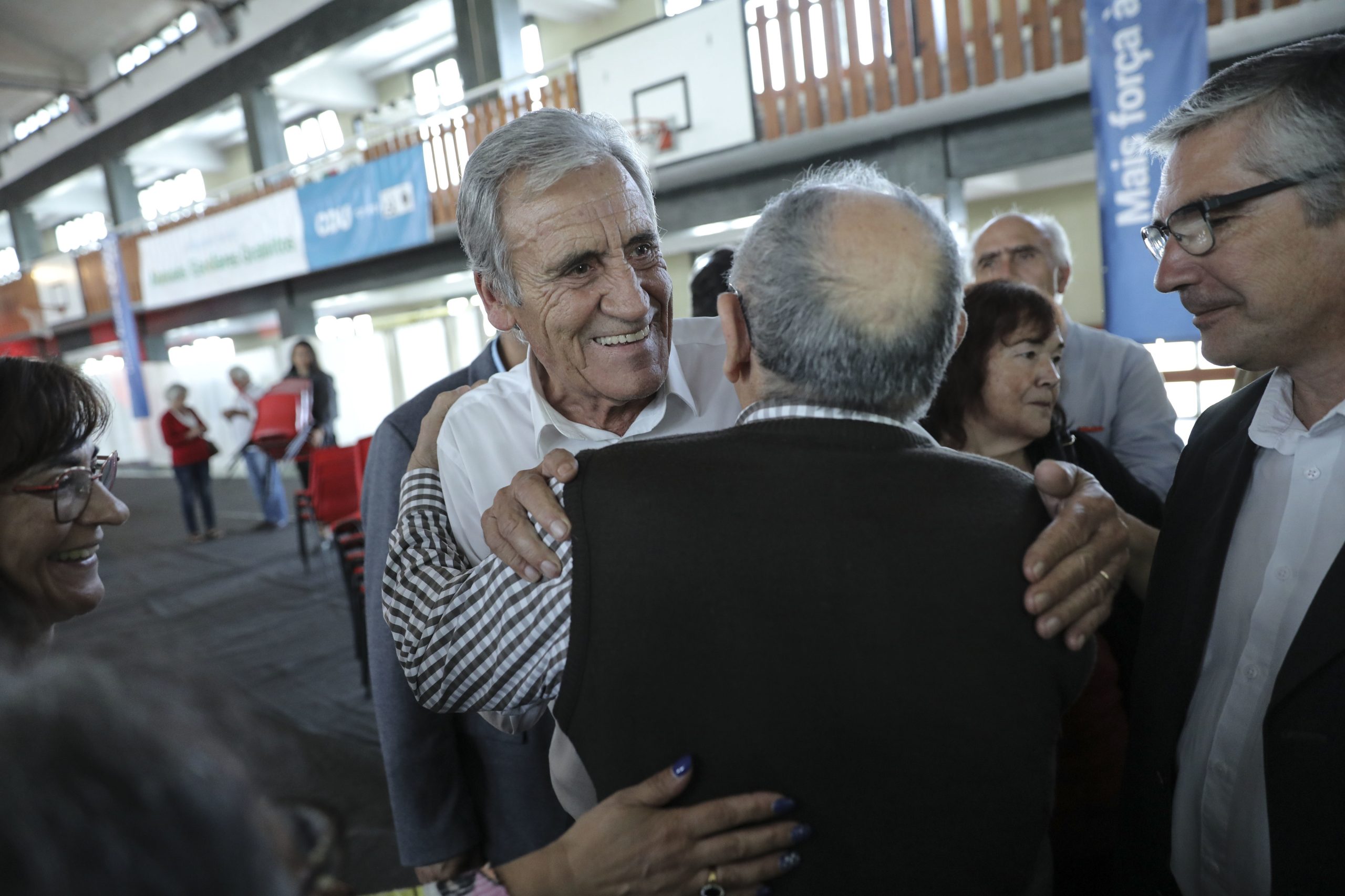 Eleições: Primeiro dia de campanha com sondagens, despique à esquerda e promessas