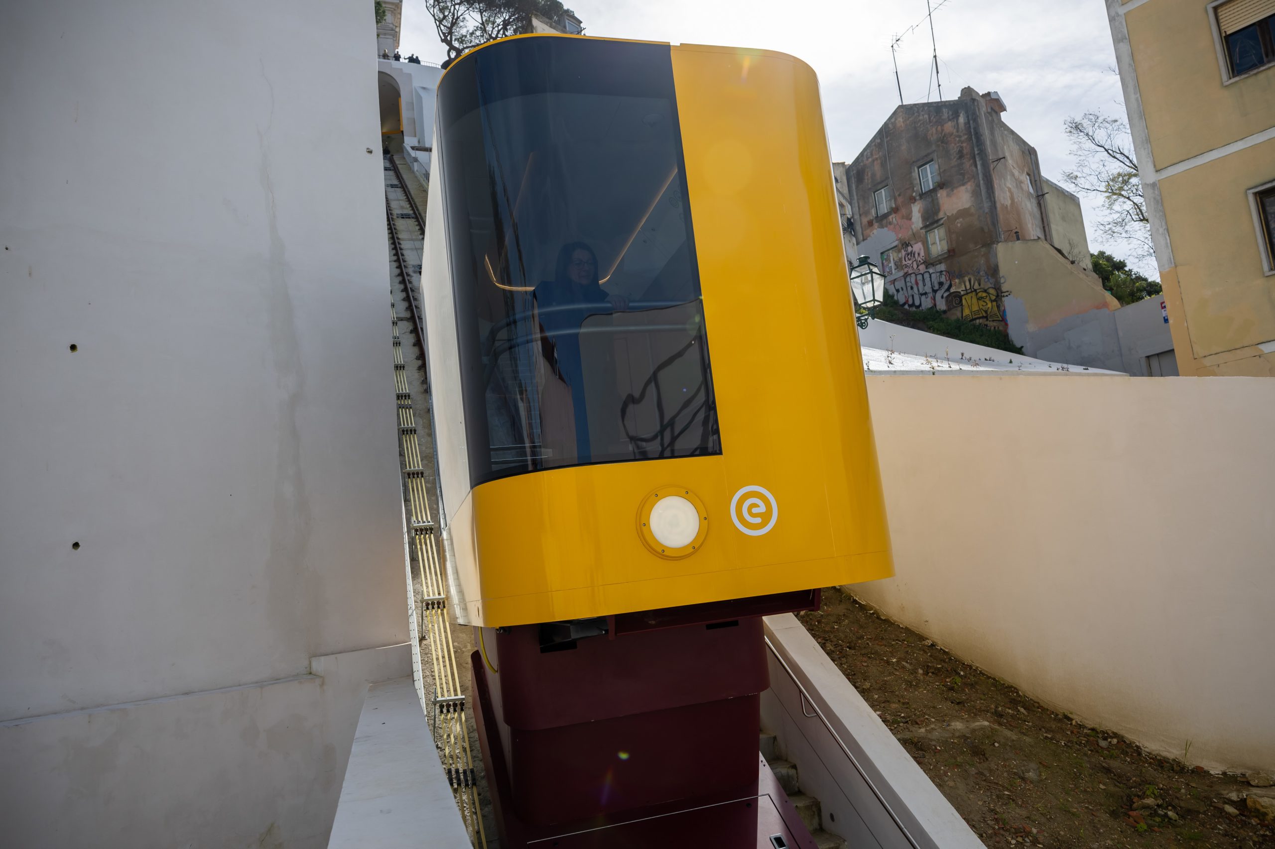 Quinze anos depois do início da construção, Funicular da Graça é inaugurado