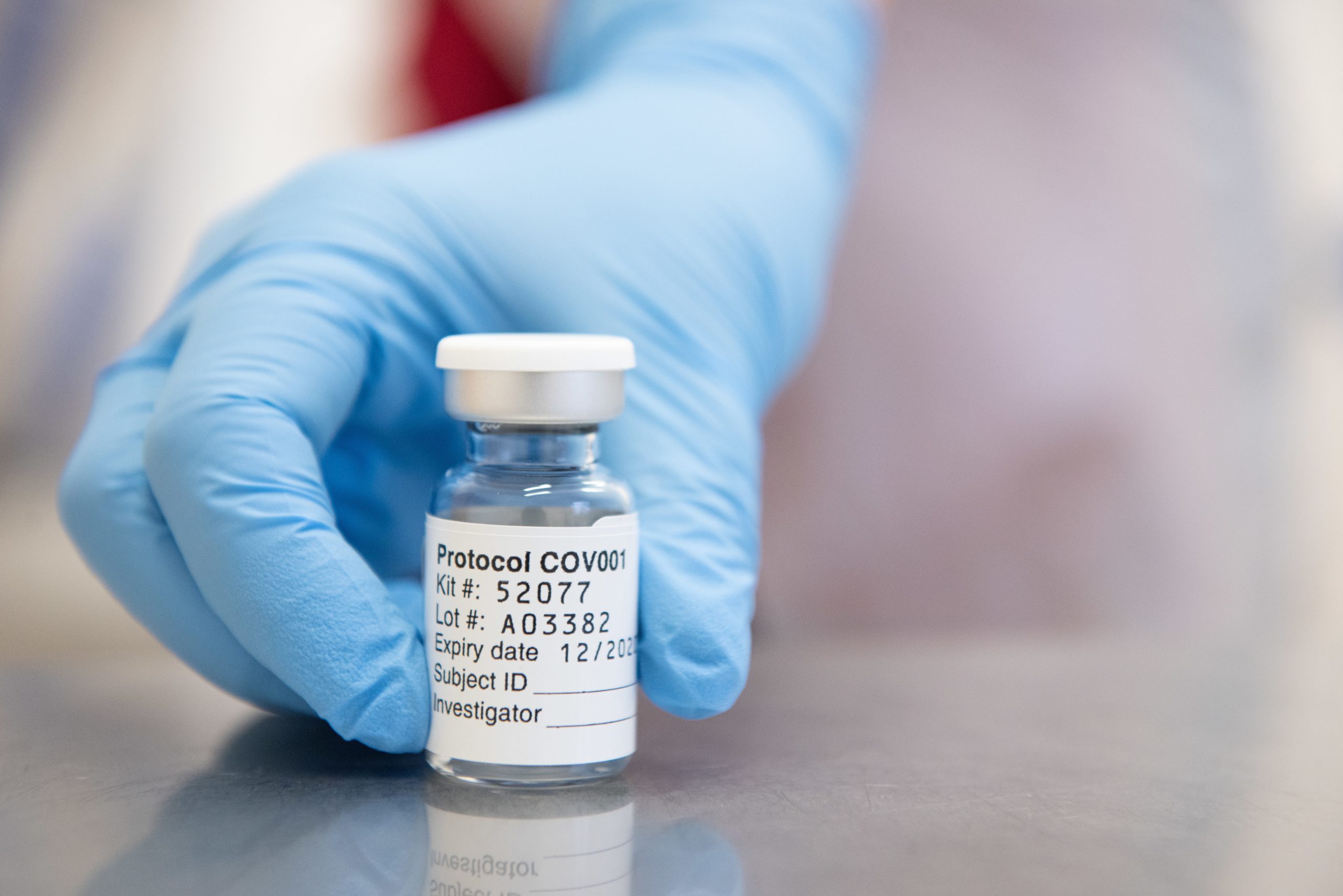 Covid-19: Bruxelas pressiona AstraZeneca para entregar doses de vacina acordadas com UE