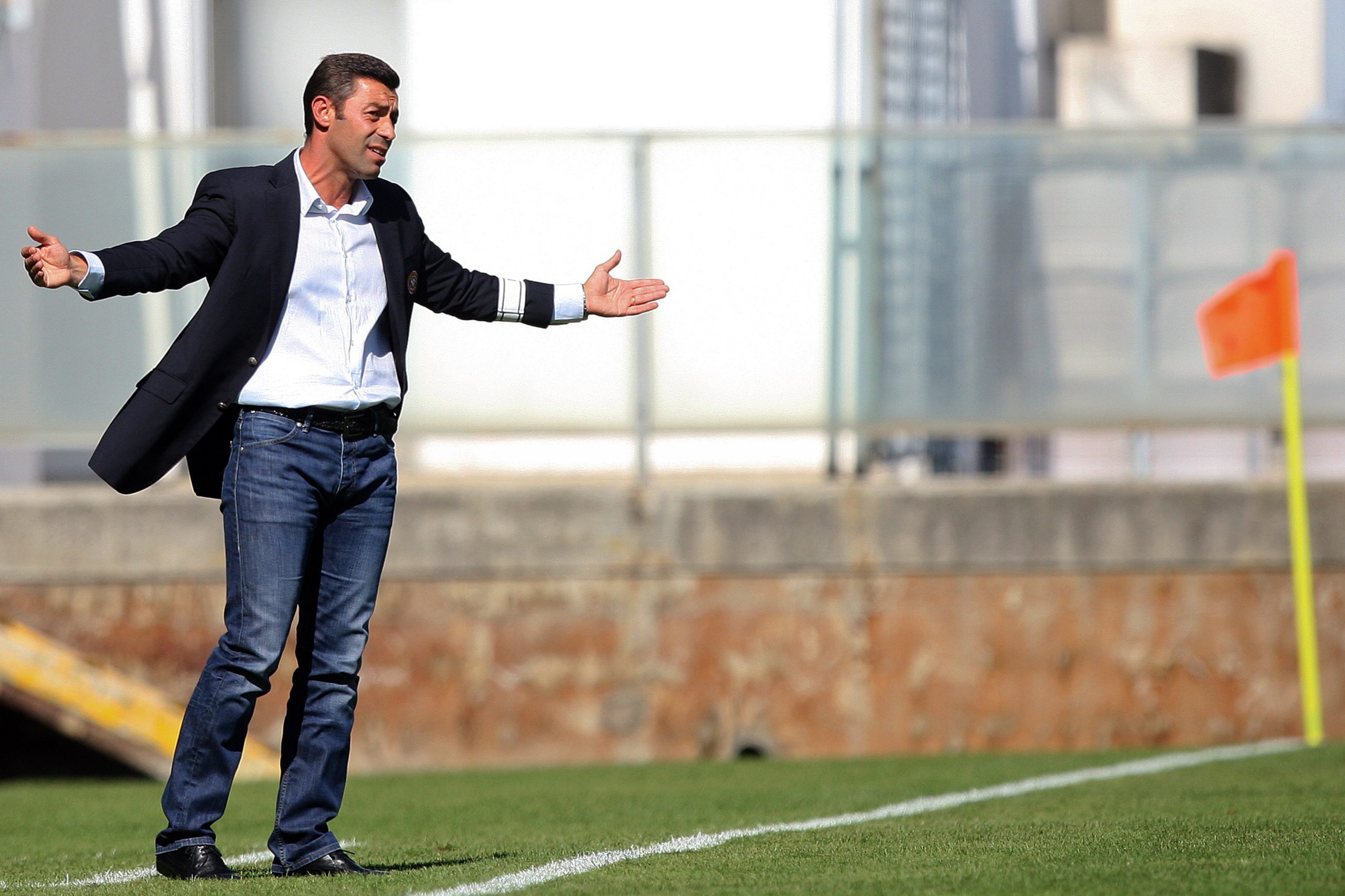 Pedro Caixinha estreia-se pelo Rangers com goleada