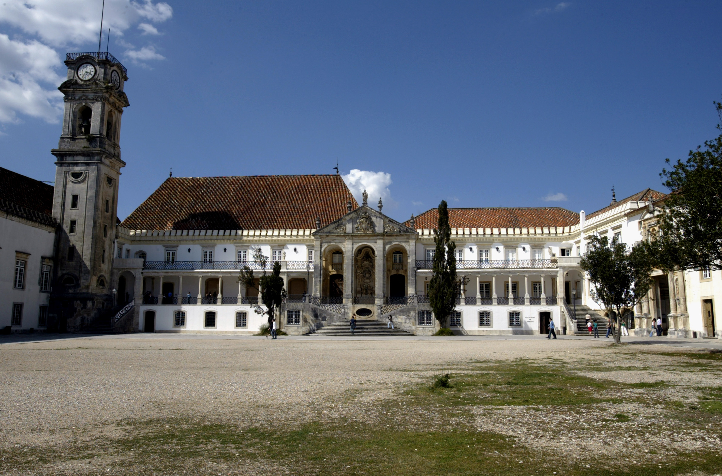 Universidade de Coimbra disponibiliza três milhões para contratação de docentes