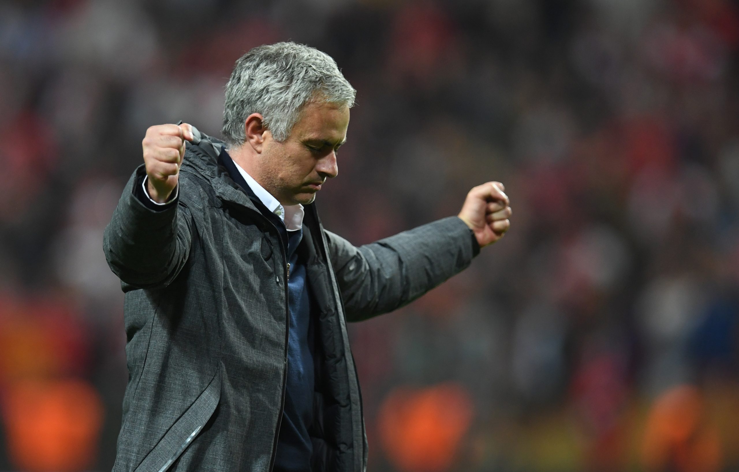 Manchester United de José Mourinho goleia West Ham e assume liderança