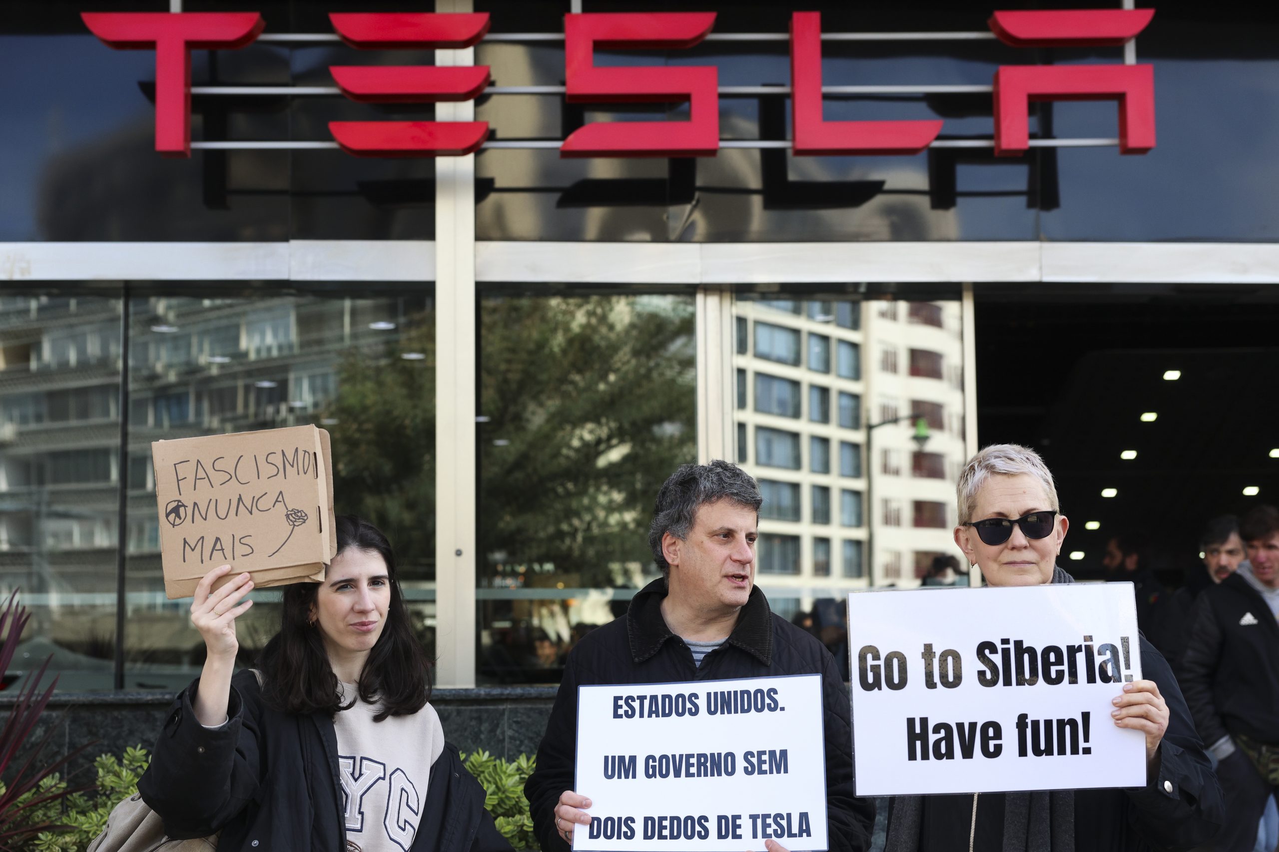 Mais Teslas usados à venda em Portugal. Mas há quem considere importante distinguir o negócio das opiniões políticas
