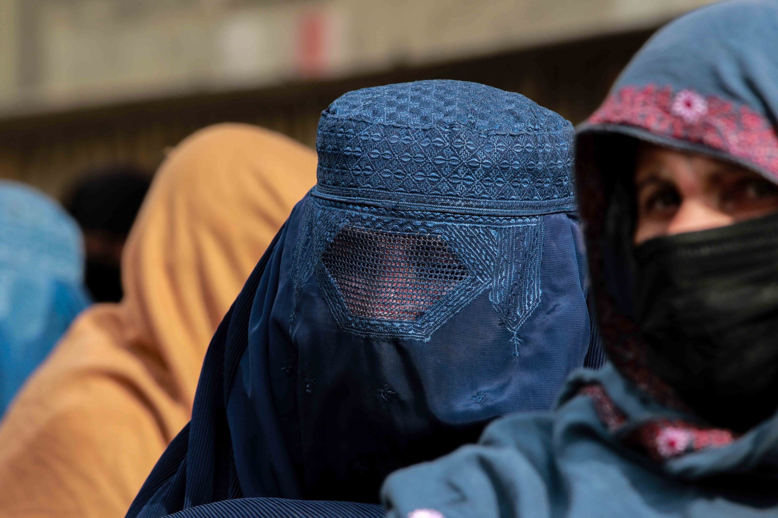 Mulheres afegãs manifestam-se pelos seus direitos e contra execução de membros do antigo governo