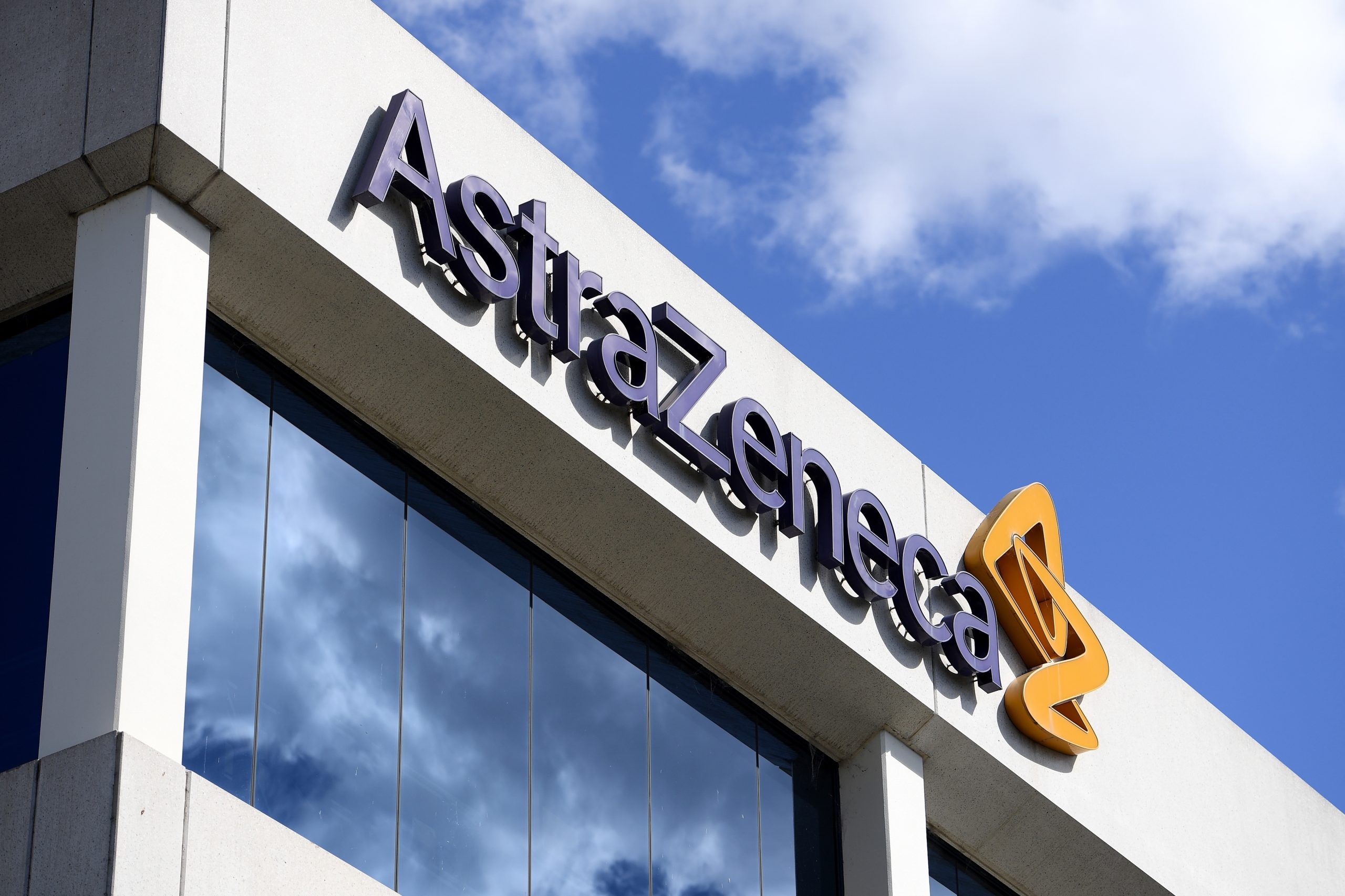 Covid-19: União Europeia publica contrato que exige “melhores esforços” à AstraZeneca para entregar vacinas