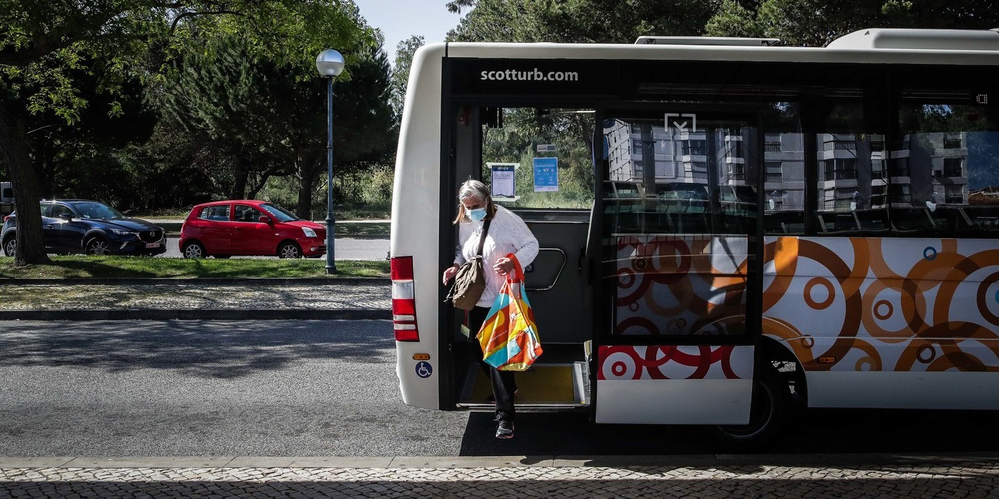 Autocarro despista-se contra paragem em São Domingos de Rana. Há três feridos