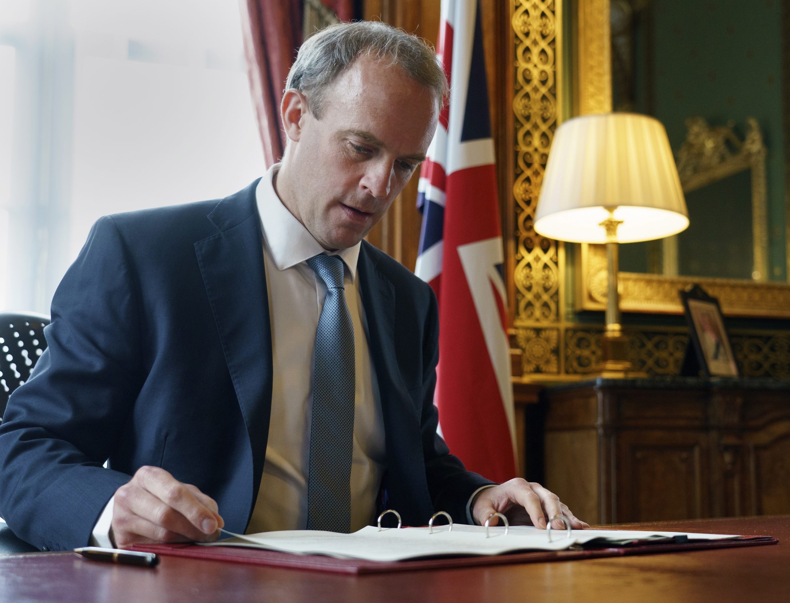 Acordo entre Emirados Árabes Unidos e Israel é primeiro passo para paz com palestinianos, diz MNE britânico