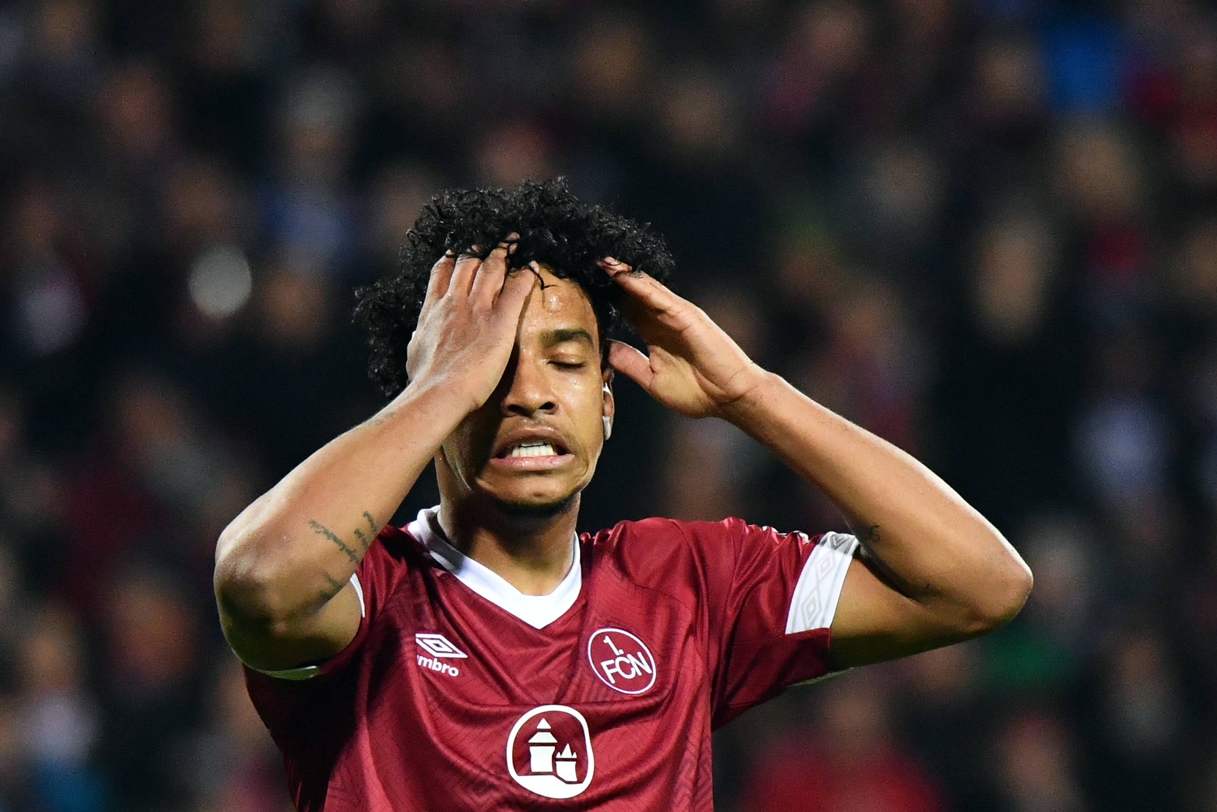 Nuremberga, de Matheus Pereira, empata com Schalke e fica mais perto da descida