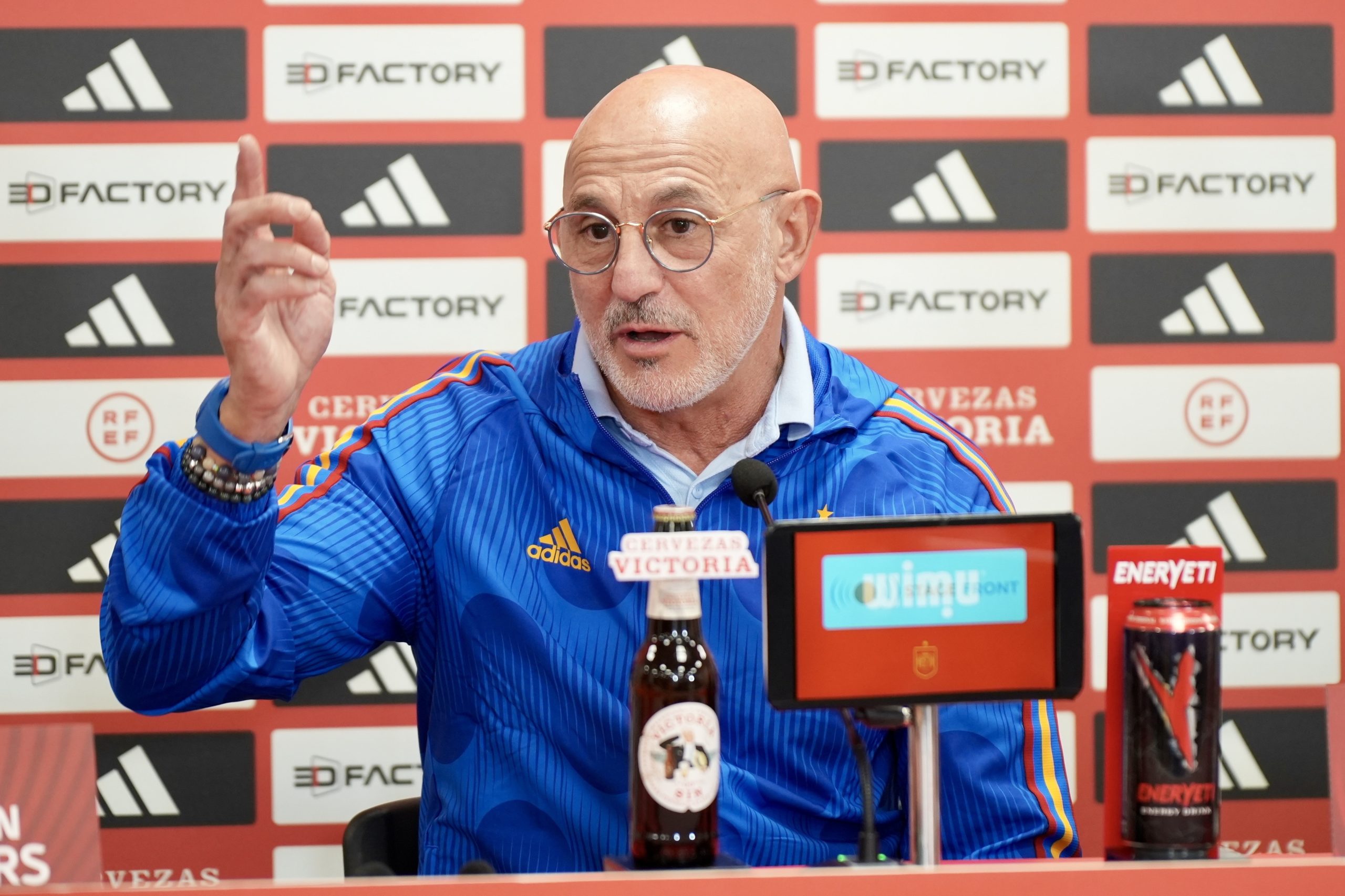 Selecionador Luis de la Fuente renova com Espanha até 2026
