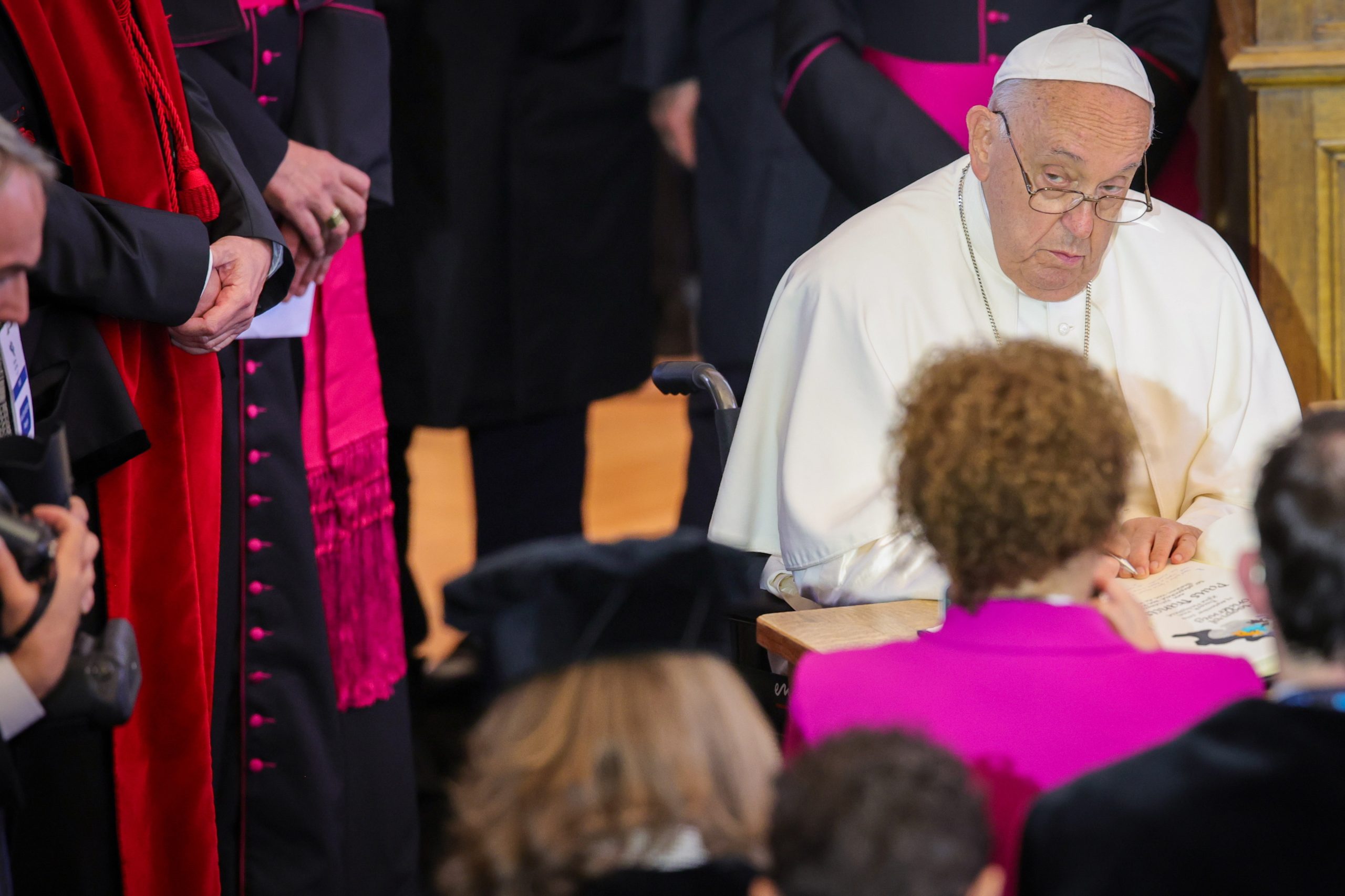 Papa pede à Igreja belga que se aproxime e ajude vítimas de abusos