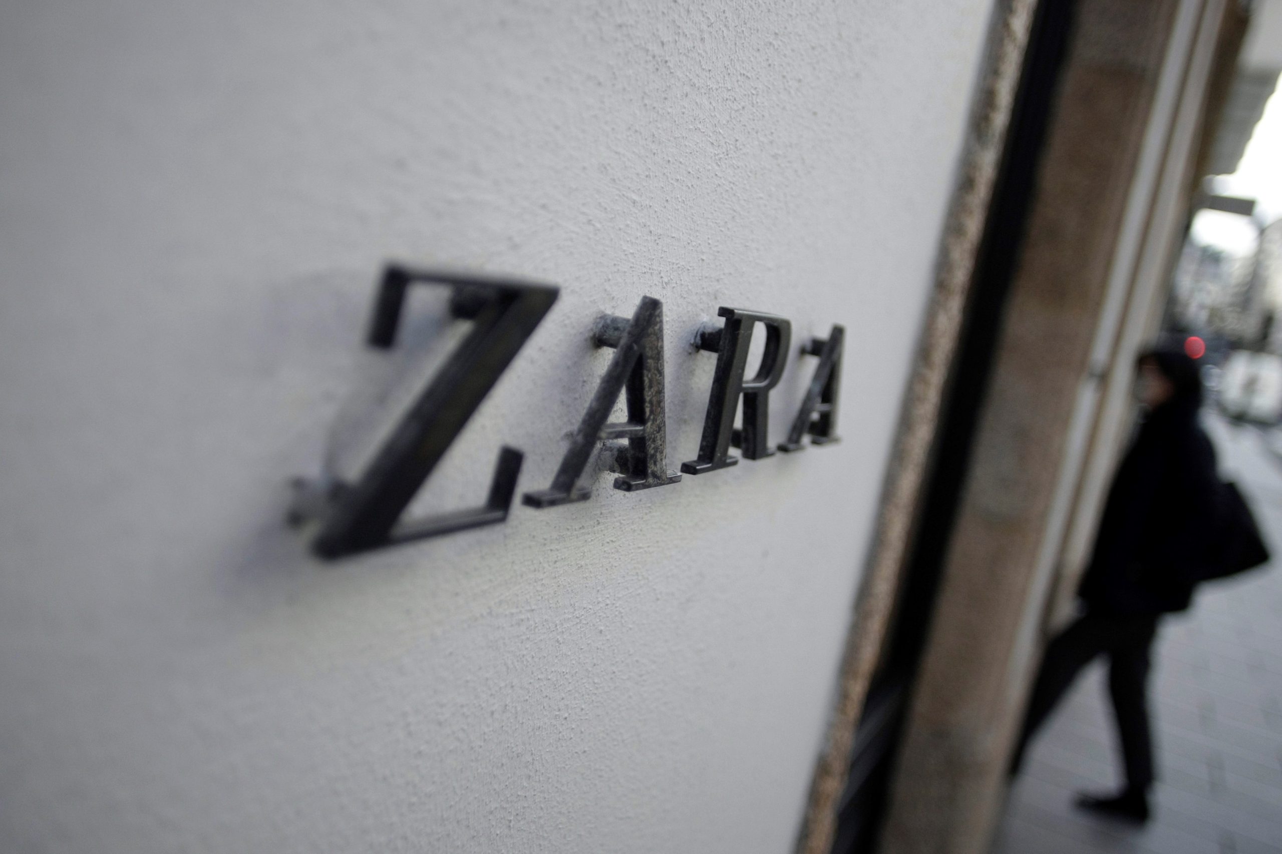 Anúncios da Zara são proibidos por apresentarem modelos “magras e pouco saudáveis”
