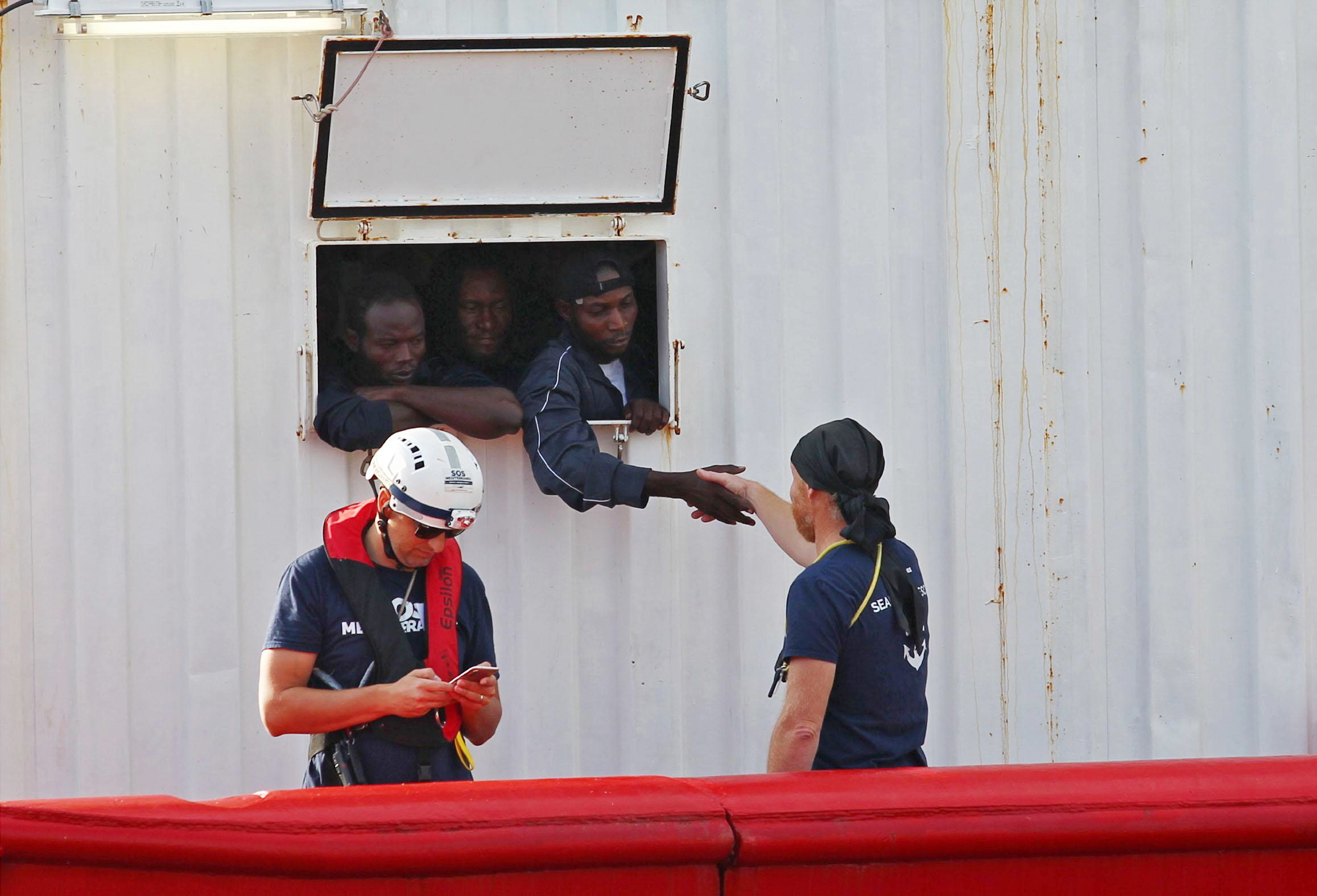 Itália autoriza desembarque dos 104 a bordo do navio “Ocean Viking”