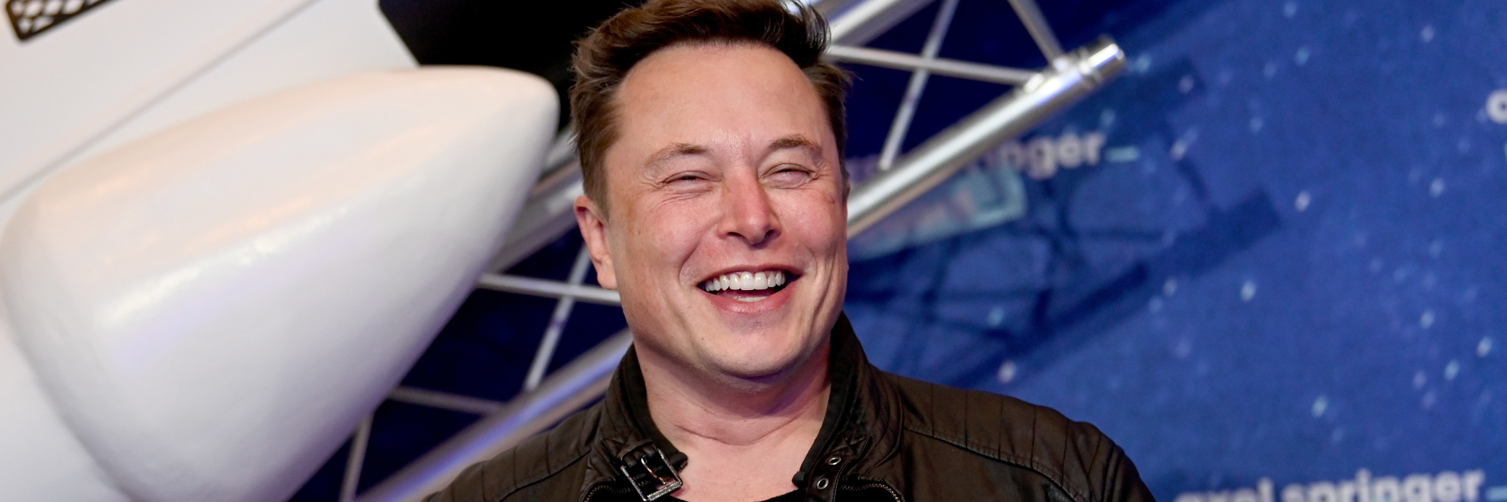 Elon Musk pergunta no Twitter se deve vender 10% das suas ações na Tesla. O público parece acreditar que sim
