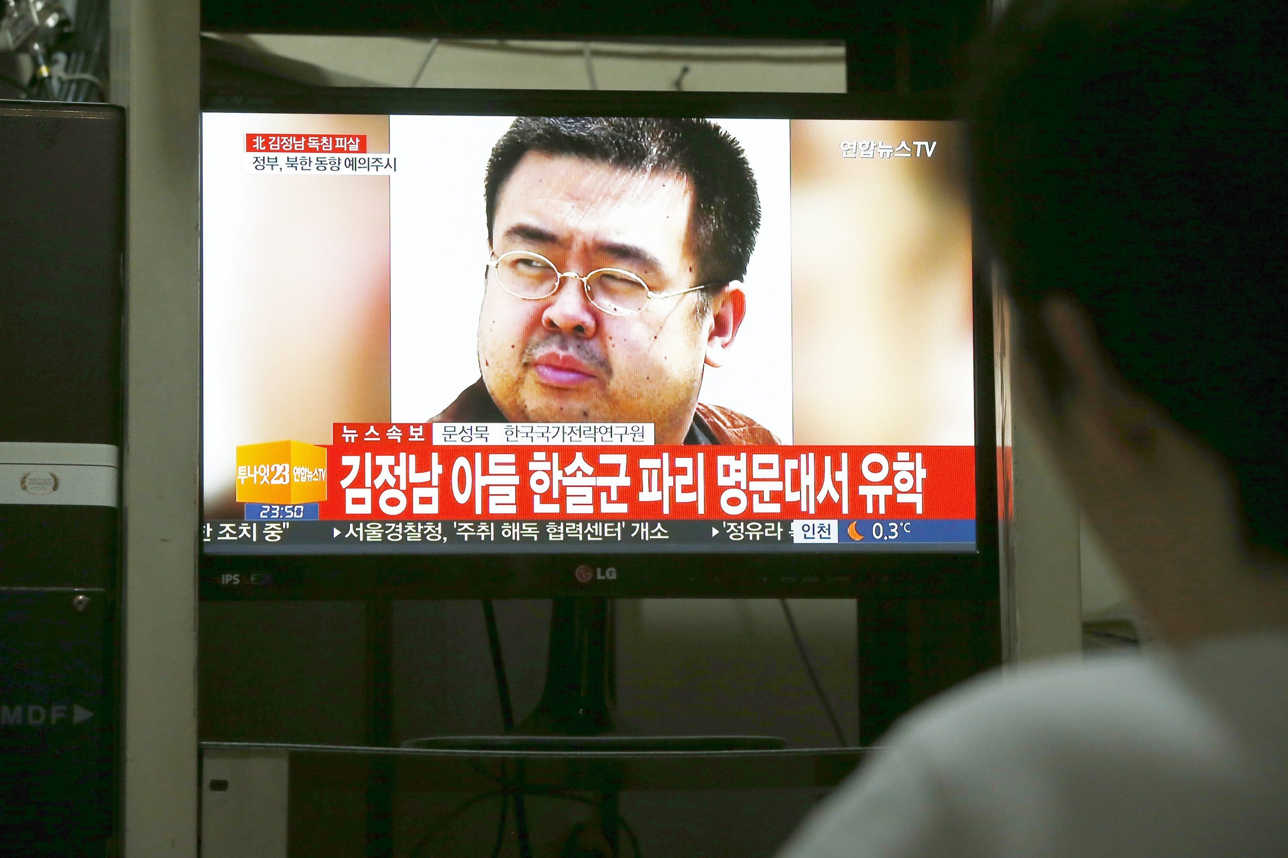 Corpo de Kim Jong-nam protegido por seguranças na morgue. Causa da morte é ainda desconhecida
