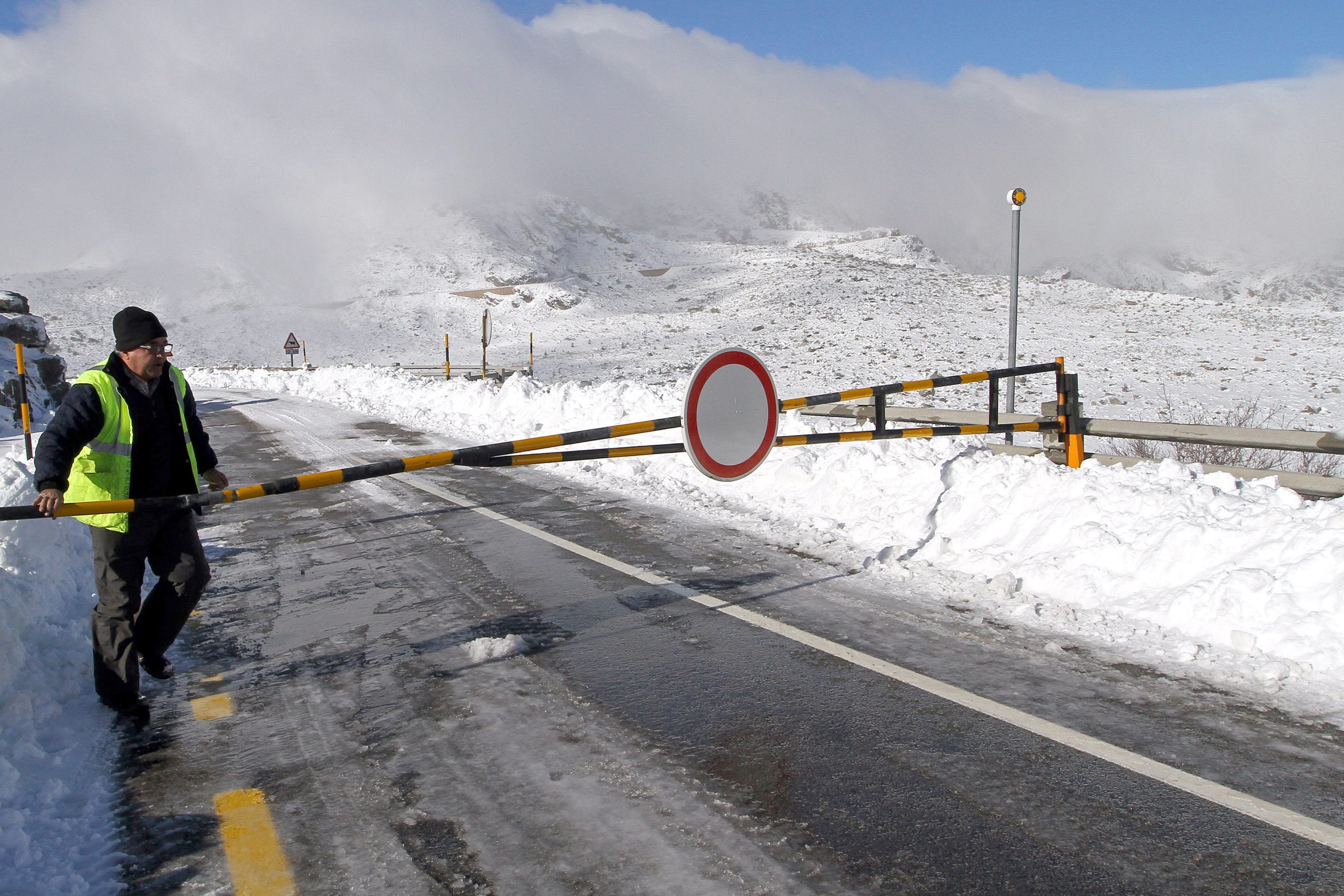Neve corta estradas na Serra da Estrela