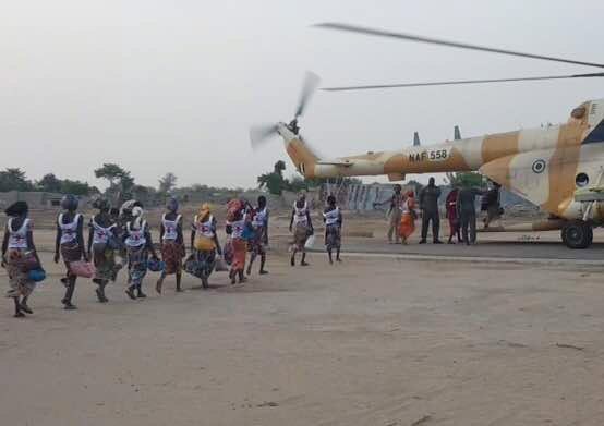 Jovens libertadas pelos extremistas do Boko Haram reencontram-se com as famílias