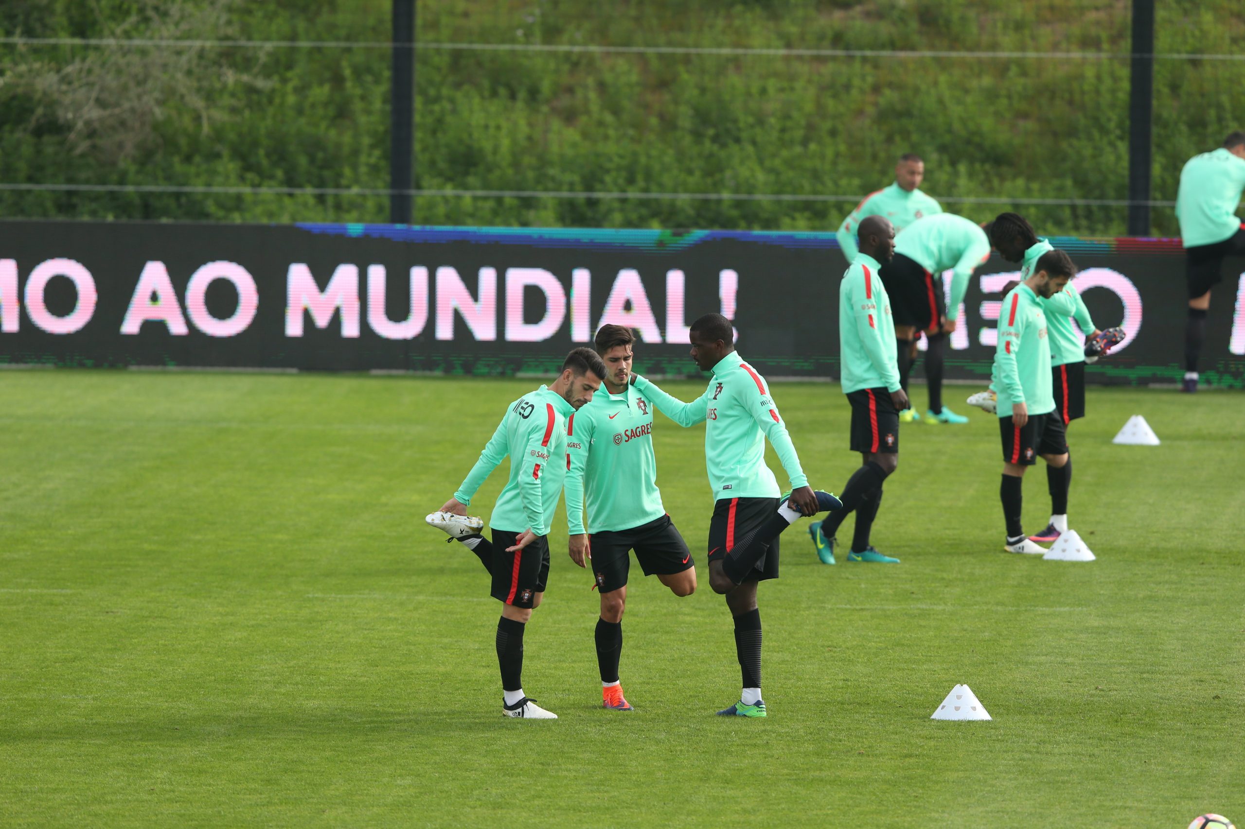 Fernando Santos com todos à disposição antes da viagem para o Algarve