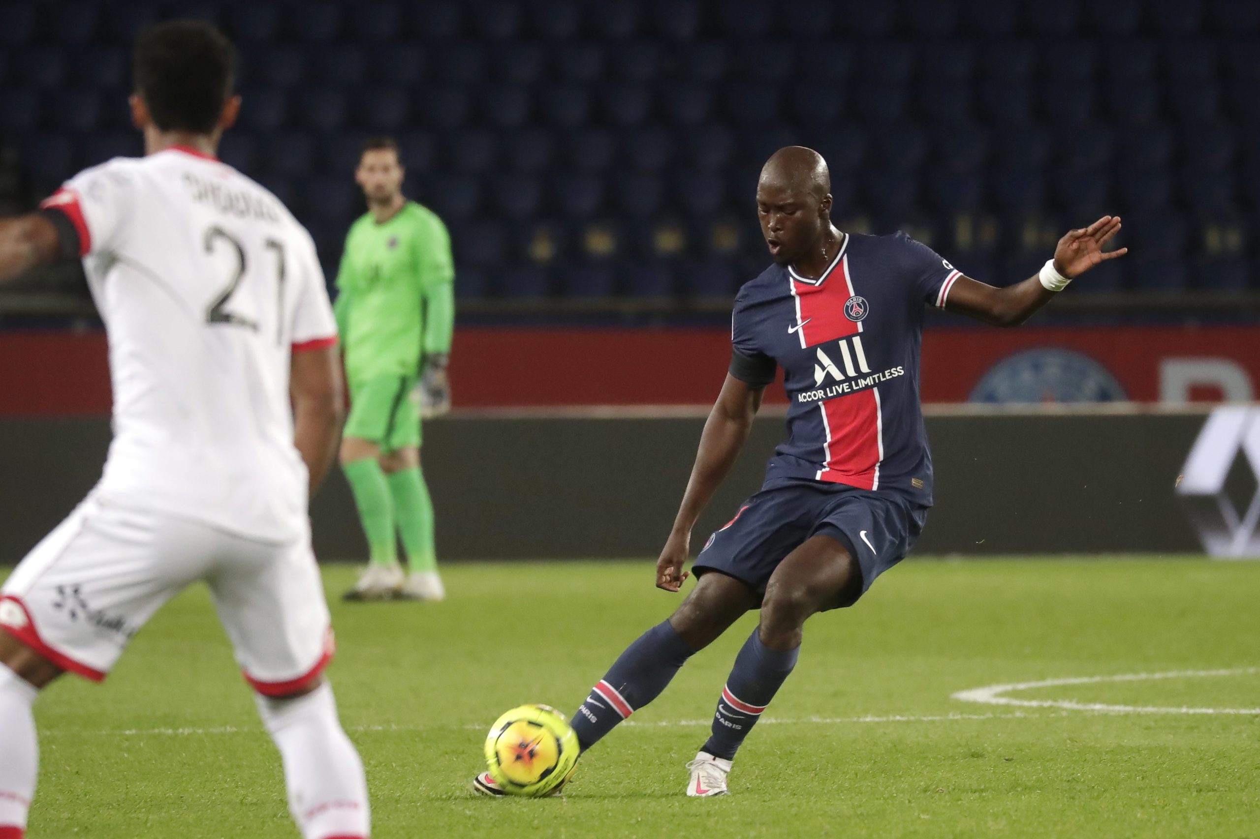 Danilo Pereira é baixa no PSG para a ‘cimeira de líderes’ com o Lille