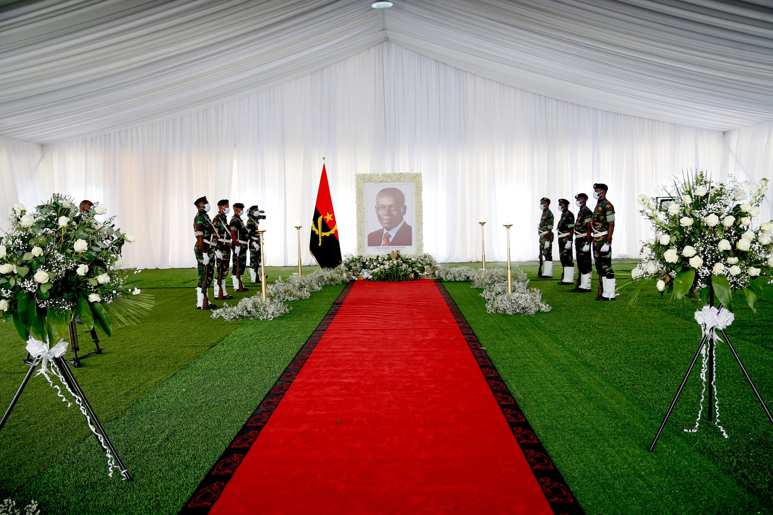 Corpo de José Eduardo dos Santos chega este sábado a Angola