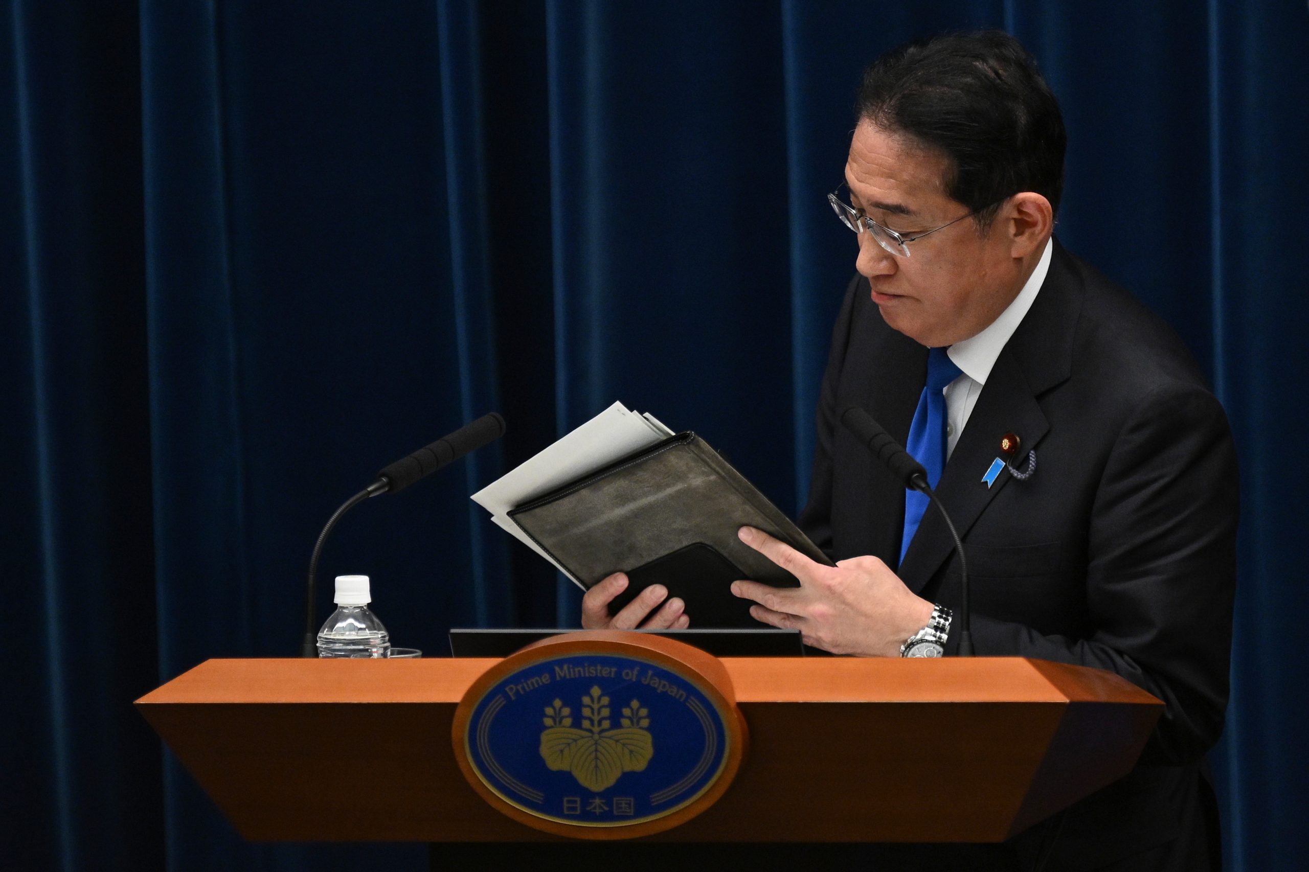 Primeiro-ministro japonês anuncia que vai abandonar liderança do partido no poder