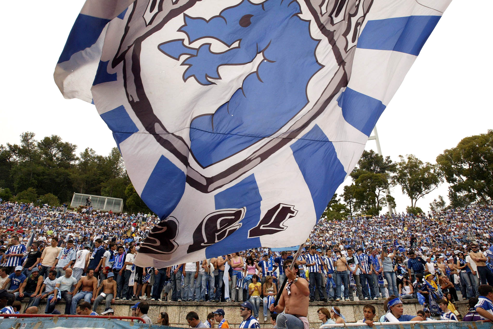 Adeptos do FC Porto fazem explodir petardos em frente à sede da Juventus