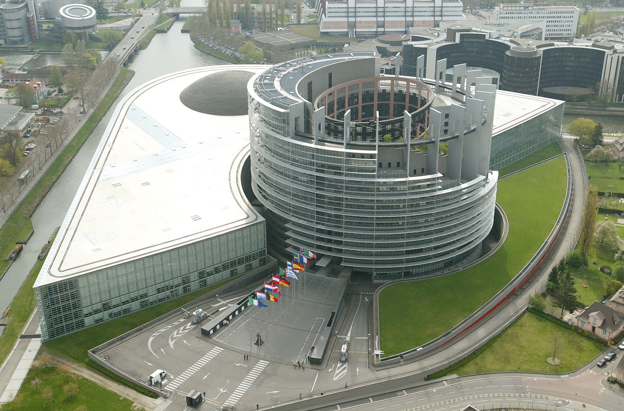 França: Eurodeputados saíram do Parlamento Europeu após tiroteio em Estrasburgo