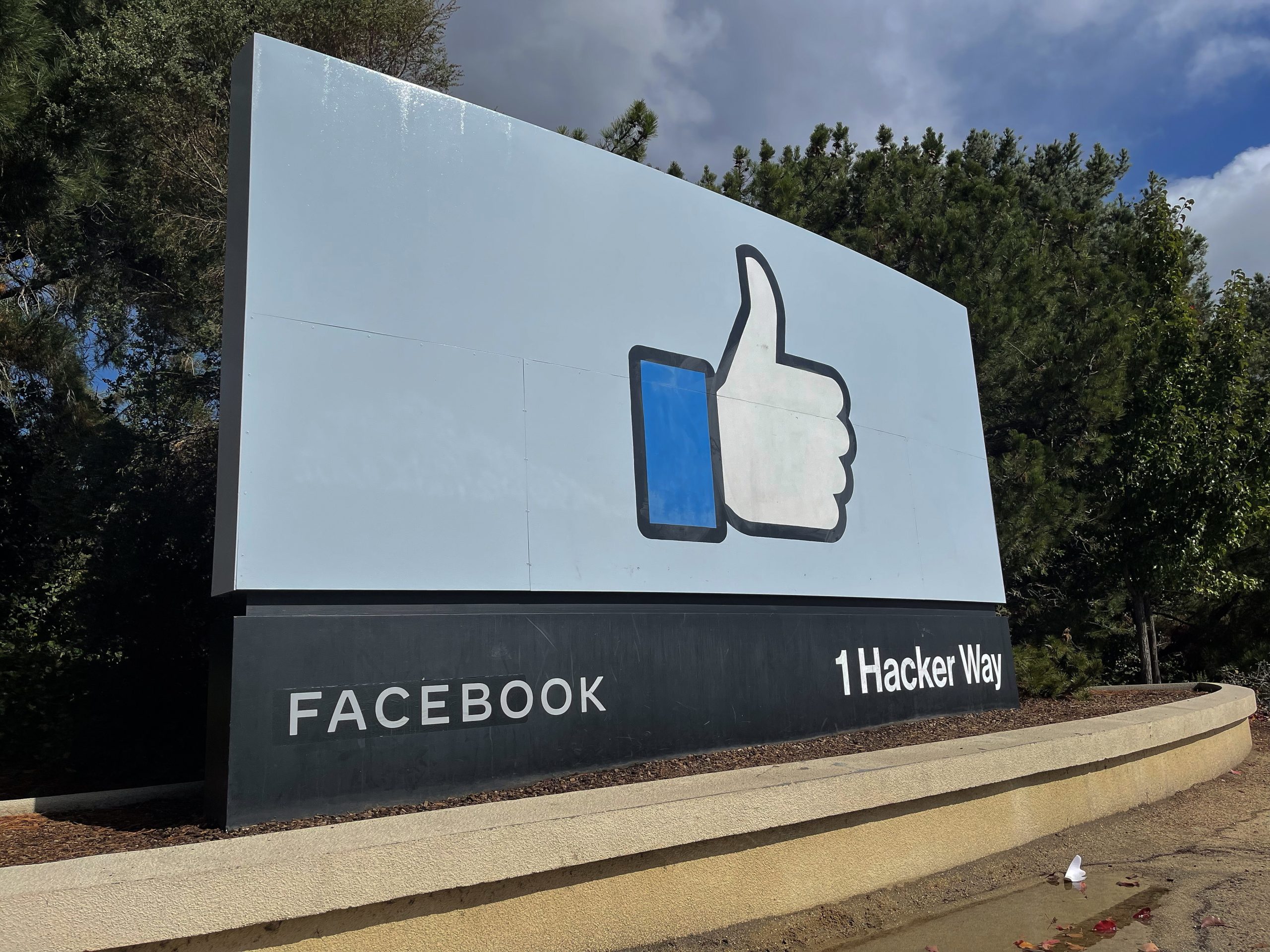 Refugiados rohingya processam Facebook por propagar mensagens de ódio