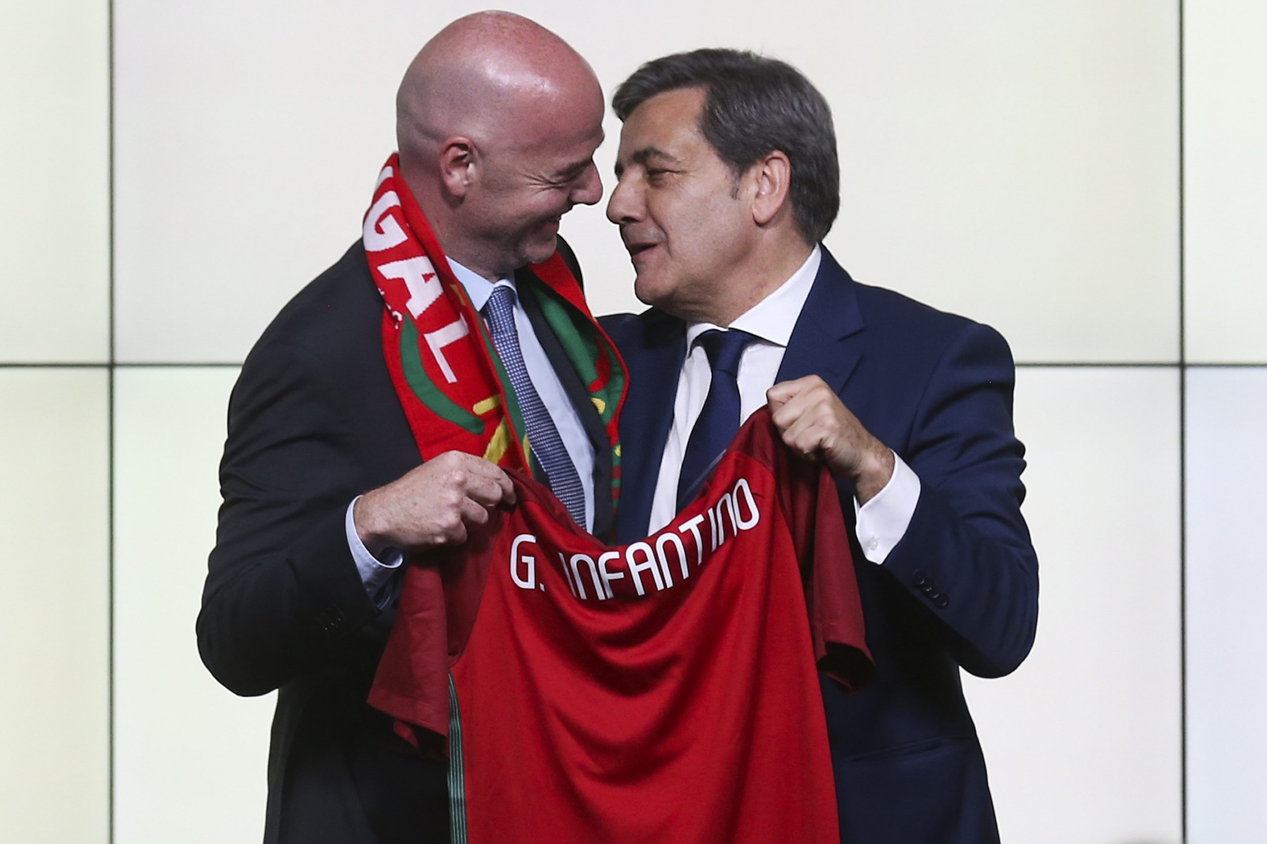 Mundial 2030 em Portugal? Gianni Infantino e Fernando Gomes reuniram-se em Paris