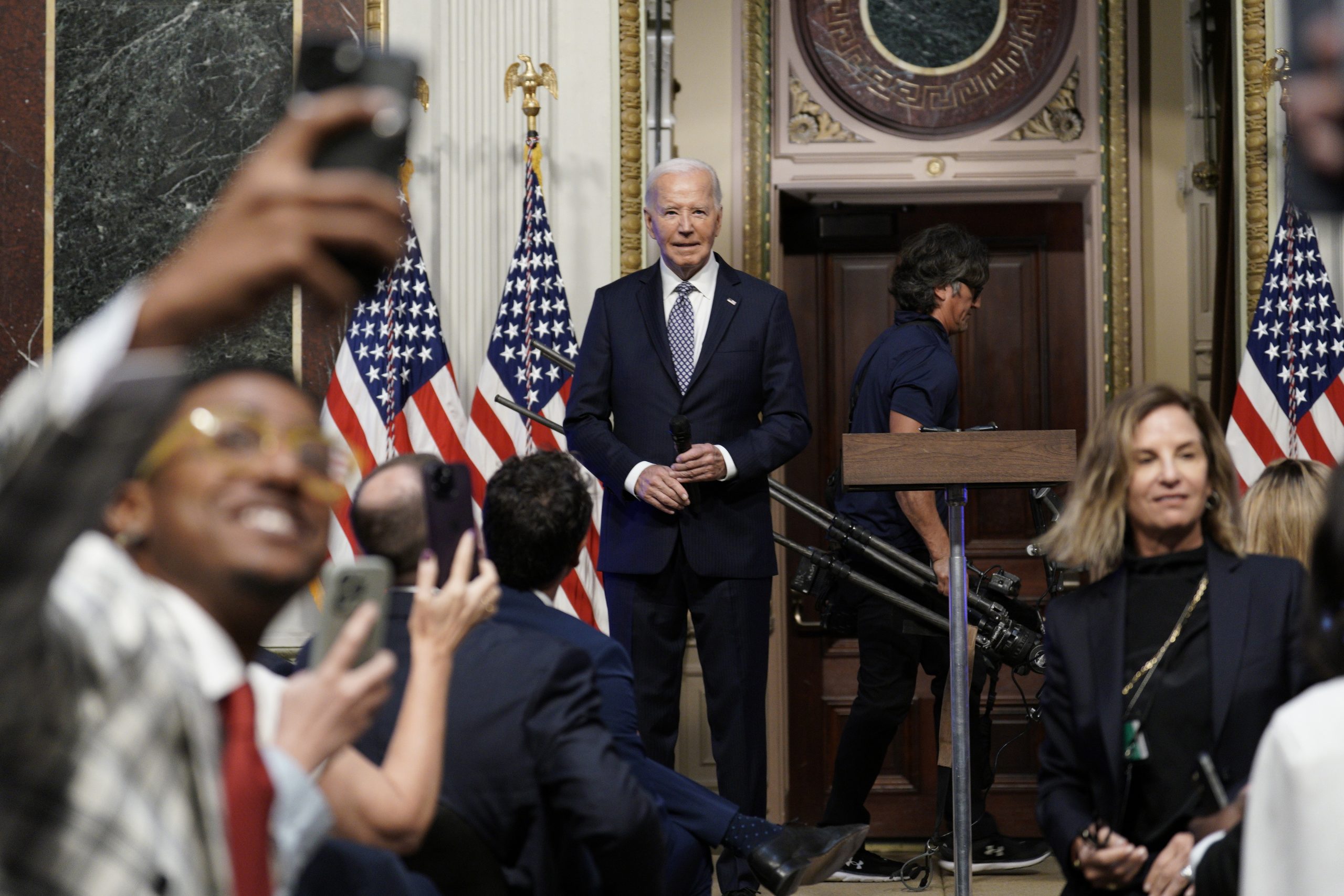 Biden e Harris anunciam descida “histórica” do preço de medicamentos para idosos