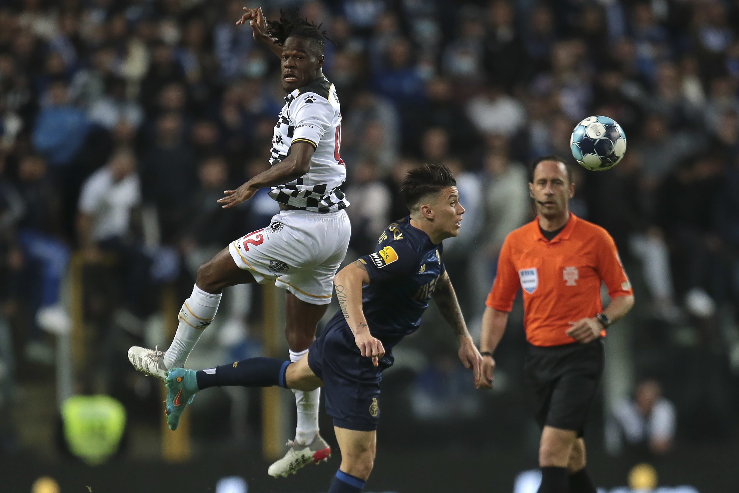 FC Porto vence no Bessa e repõe seis pontos de vantagem para o Sporting