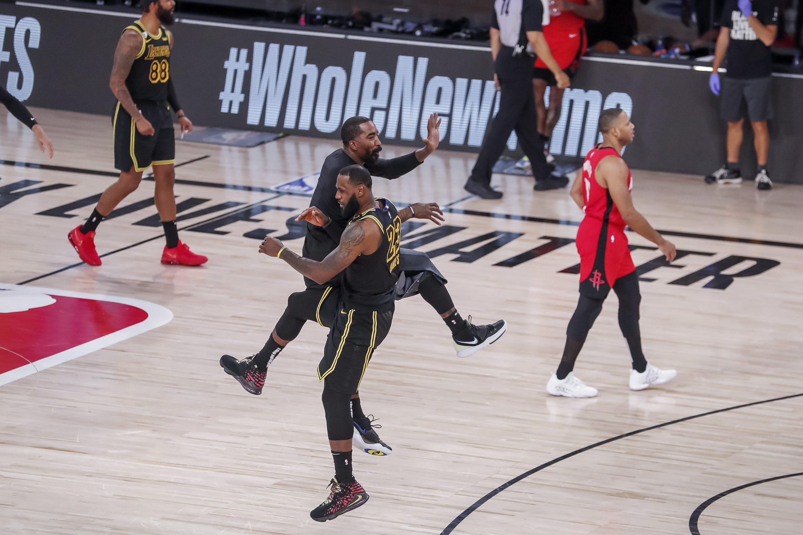 Lakers batem Rockets e empatam eliminatória nos ‘play-offs’ da NBA