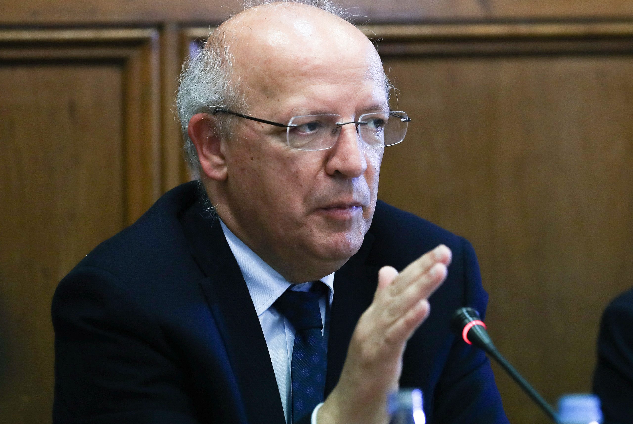 Suspensão de vistos a iranianos deve-se às condições de funcionamento da secção consular, diz Santos Silva
