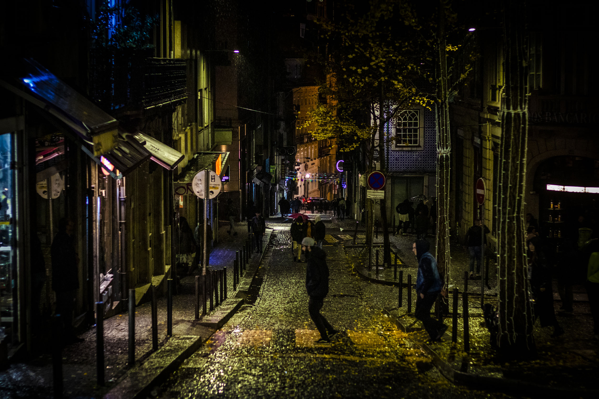 O Porto tem zonas sem luz — o que provoca insegurança. Em causa estão “avarias na rede de distribuição elétrica”