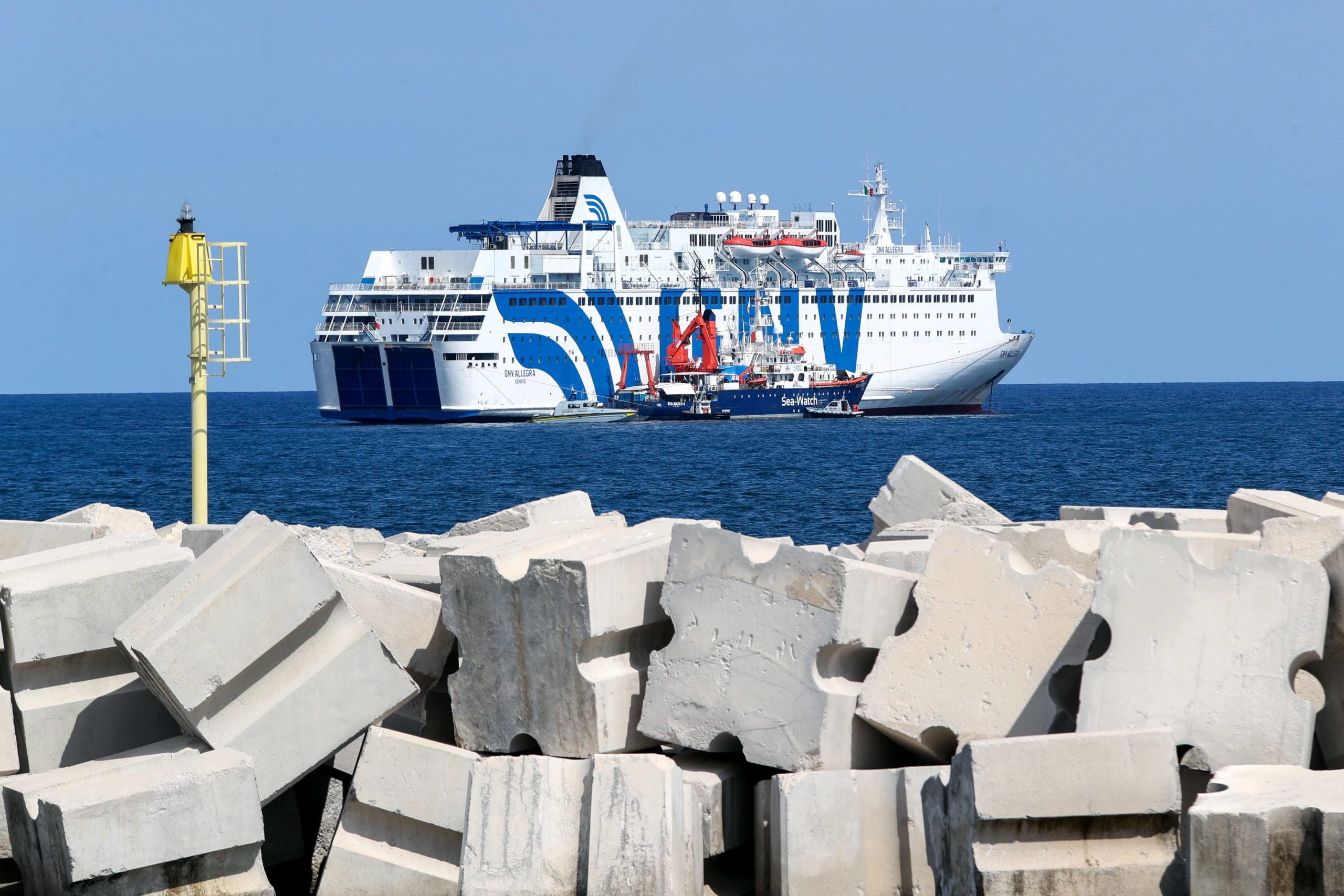 ONG alemã Sea-Watch socorre mais 97 migrantes no Mediterrâneo Central