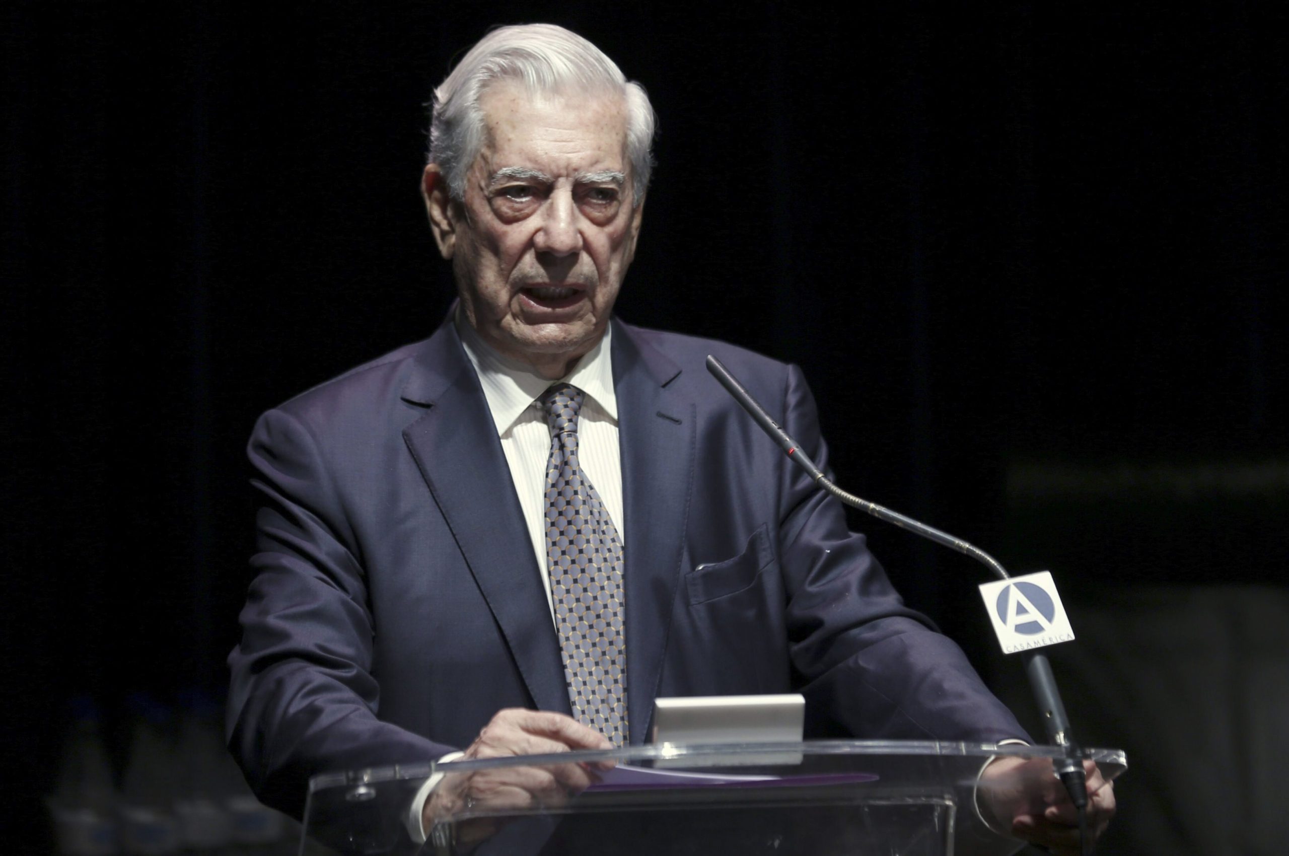 Vargas Llosa: Nobel da Paz a Juan Manuel Santos ajudará processo de paz no país