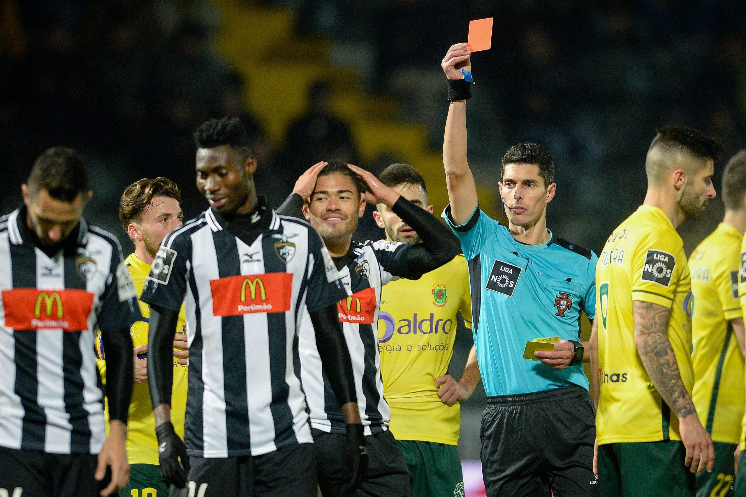 Mesmo reduzido a 10, Portimonense consegue empatar em Paços de Ferreira
