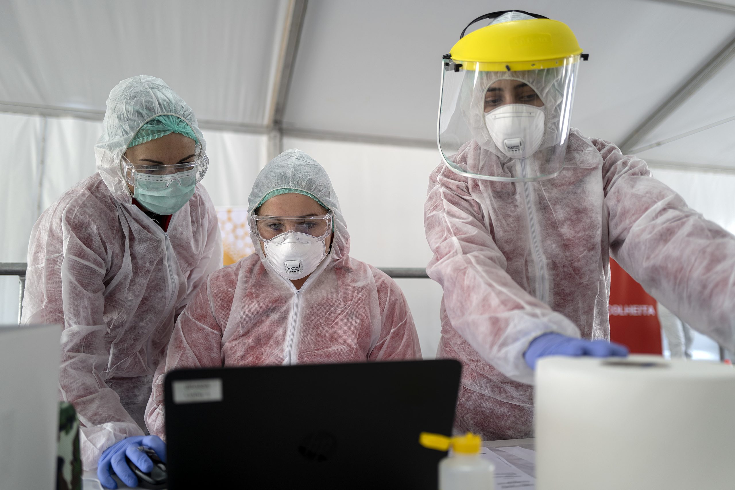 Vírus já matou mais de 483 mil pessoas e infetou acima de 9,5 milhões no mundo