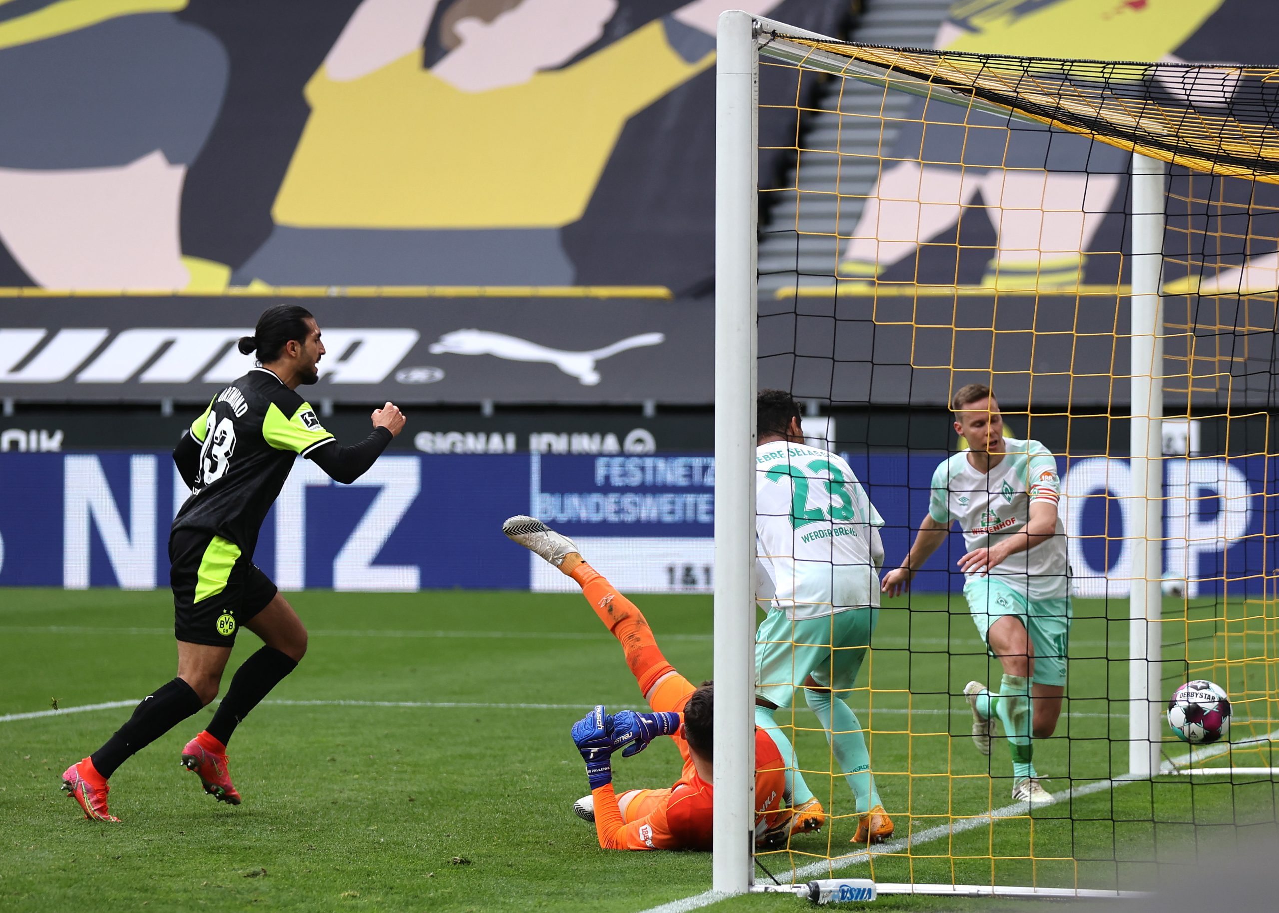 Borussia Dortmund goleia Werder Bremen 4-1 e mantém quinto lugar na Alemanha