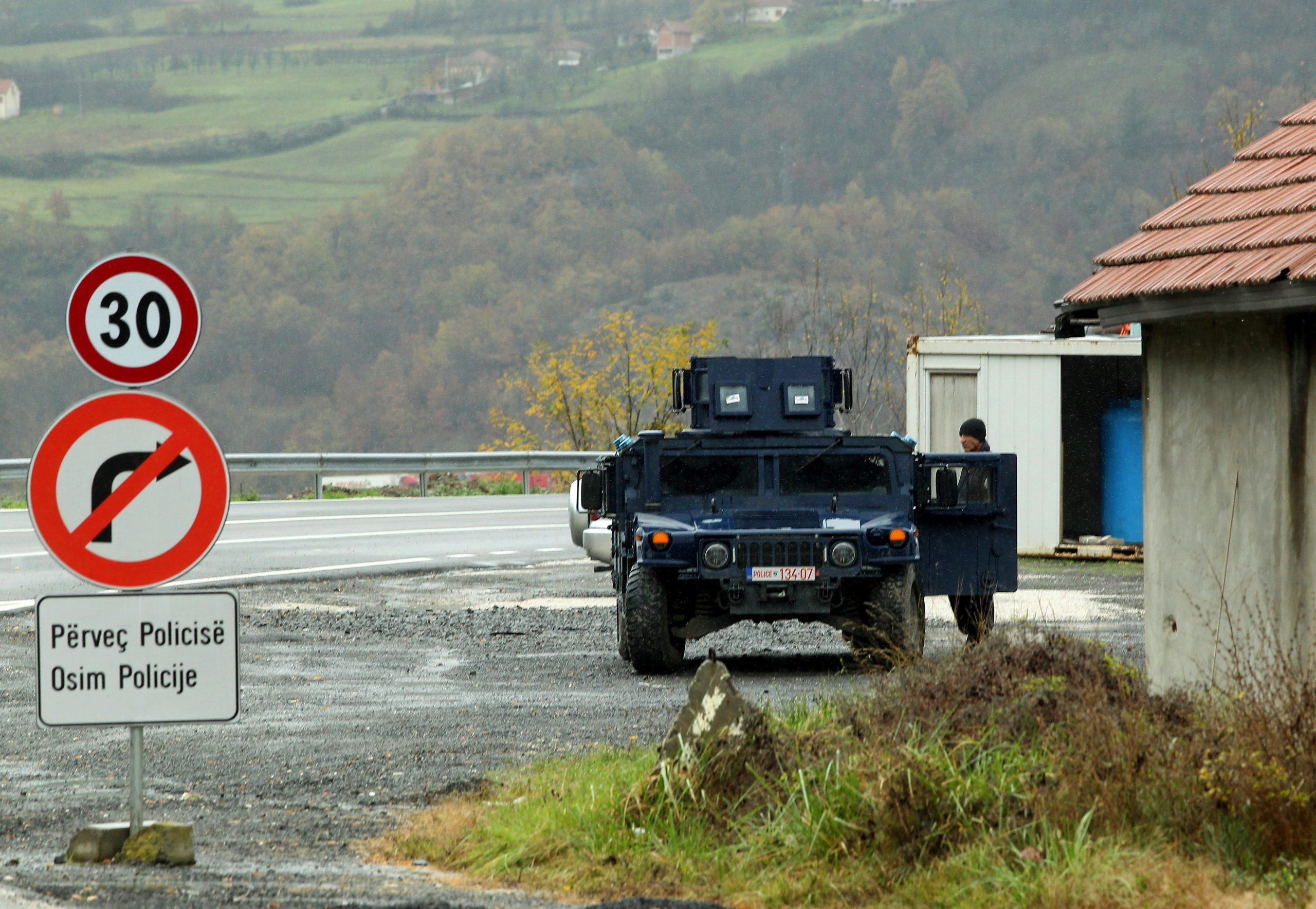 Mais de 50 feridos em confrontos entre manifestantes sérvio-kosovares e forças da NATO