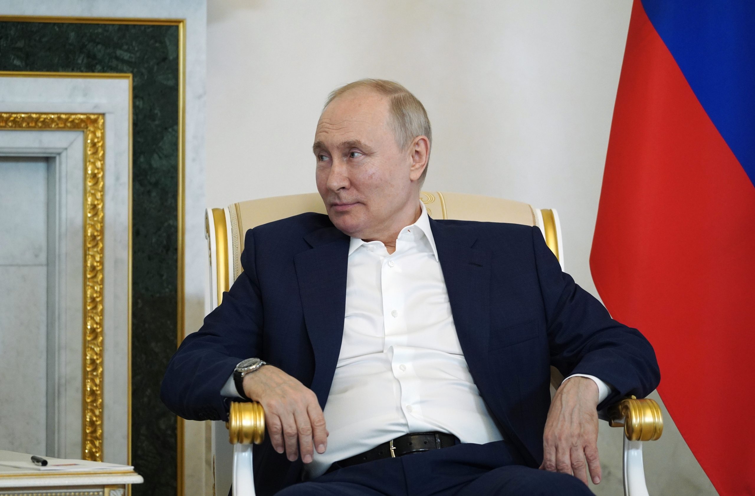 Putin ratifica lei anti-LGBTQ+ que proíbe cirurgias para mudança de sexo na Rússia