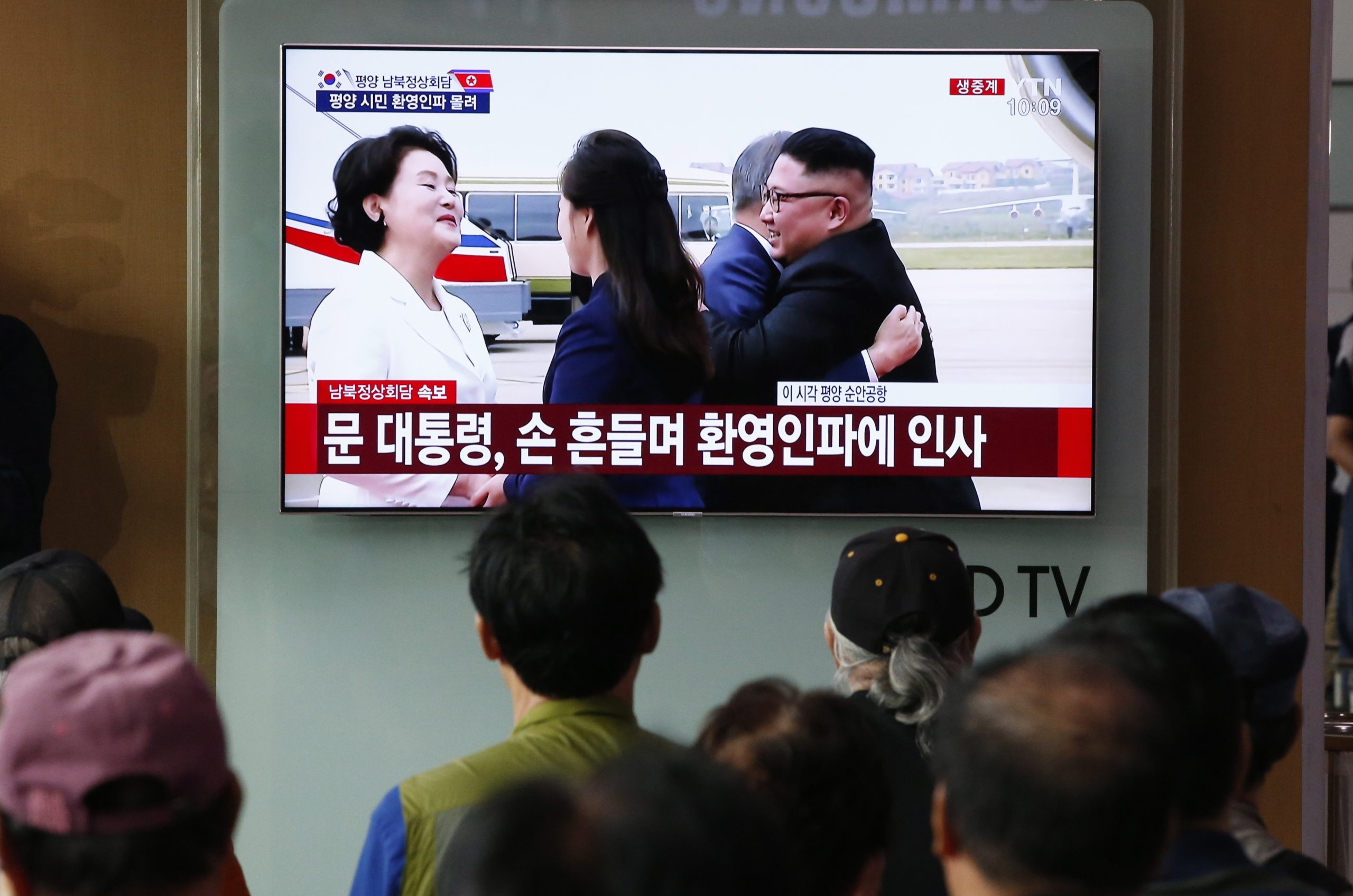 Líderes das Coreias abraçam-se no aeroporto antes da cimeira sobre desnuclearização