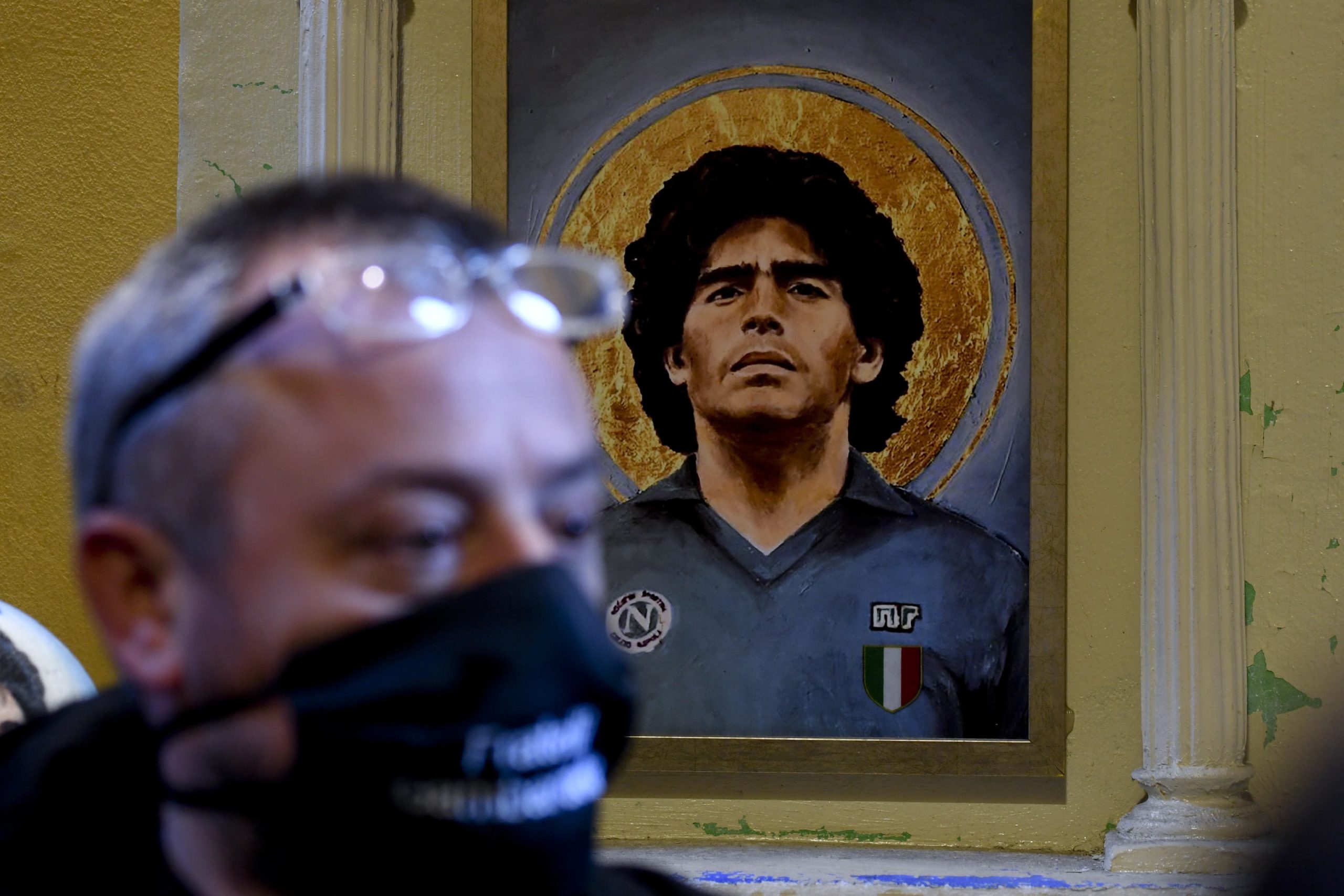 Maradona: Napolitanos dividem homenagens por dois ‘santuários’