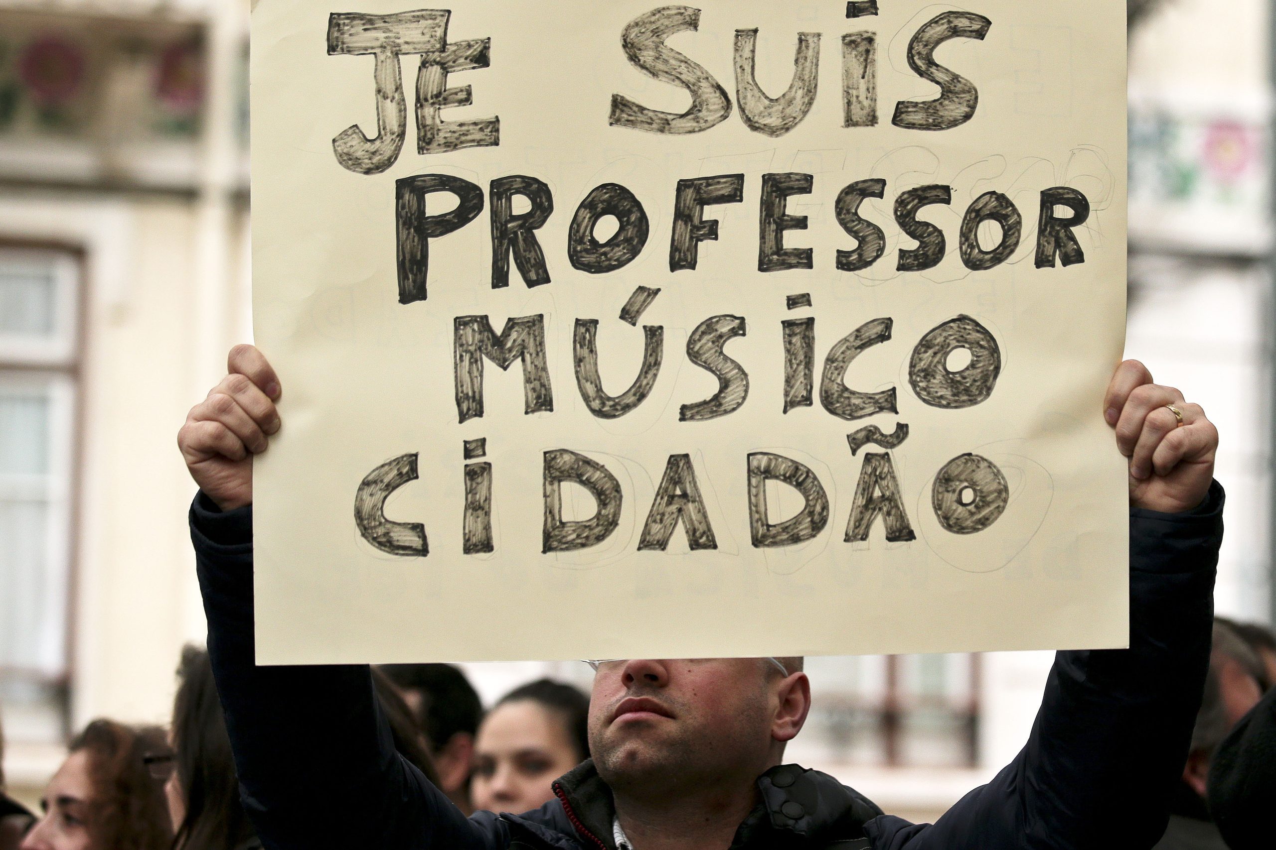 Diretores de ensino artístico alertam para docentes sem ordenado há meses