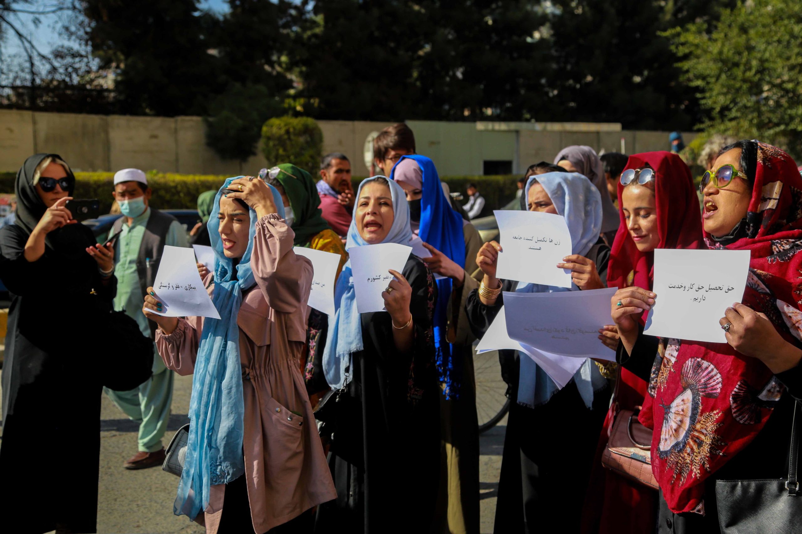 Mulheres manifestam-se em Cabul e queixam-se do “silêncio do mundo”