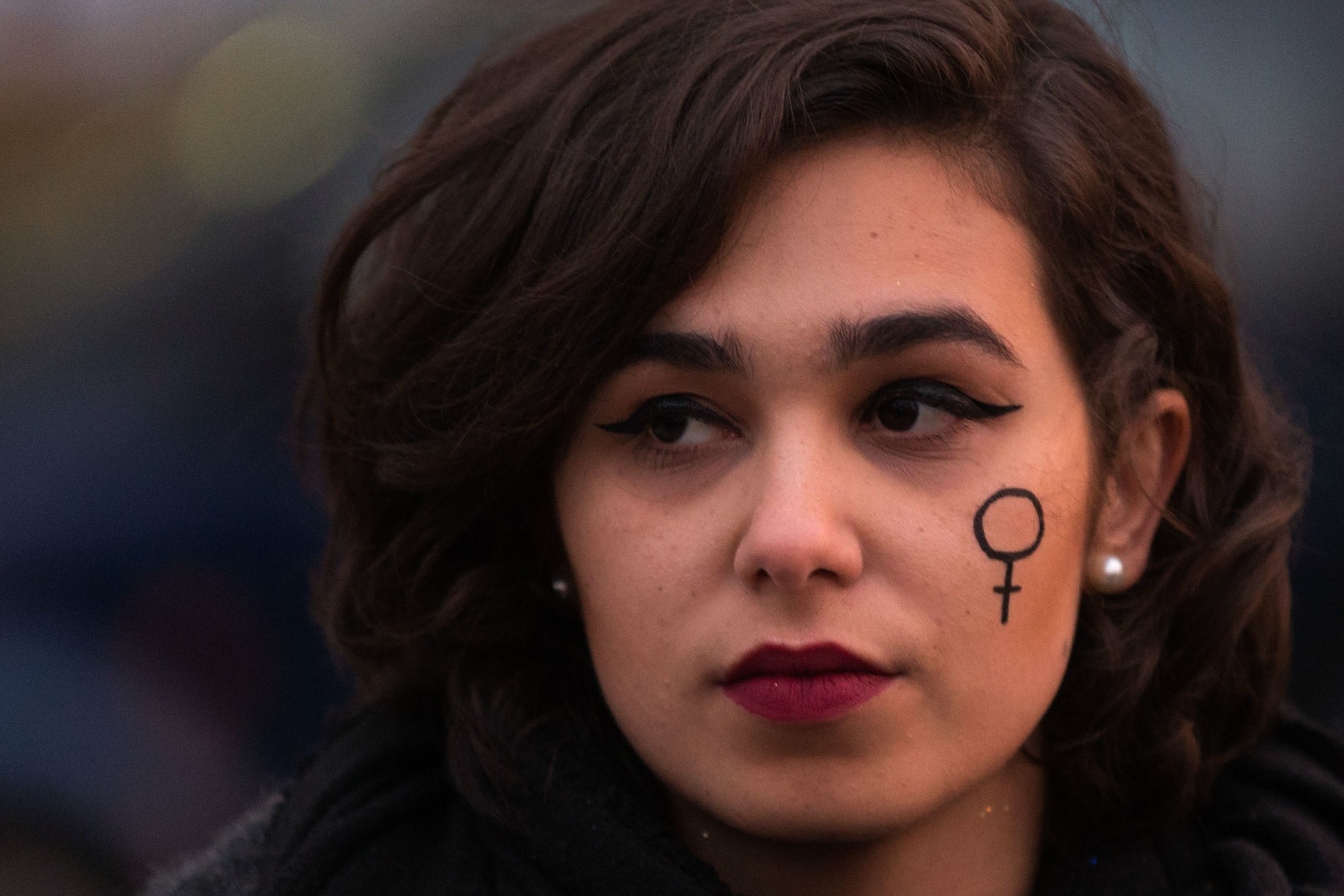 Centenas de pessoas concentradas no Porto em dia de greve feminista