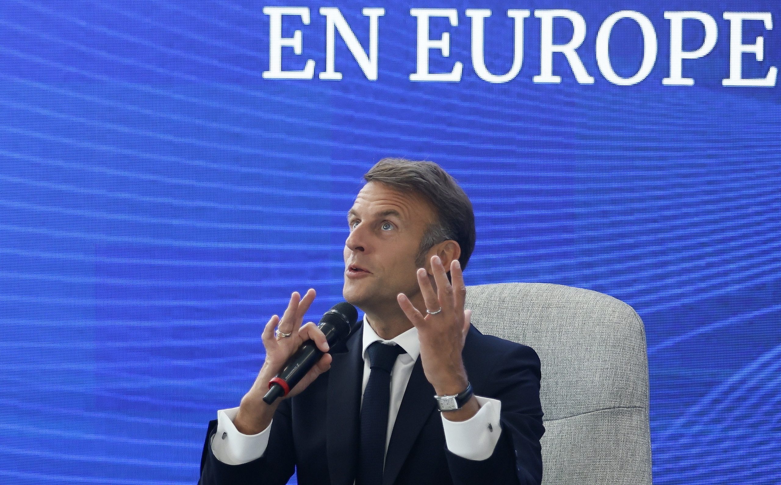 Indecisão continua em França, com Macron a fazer consultas à esquerda e à direita para nomear primeiro-ministro