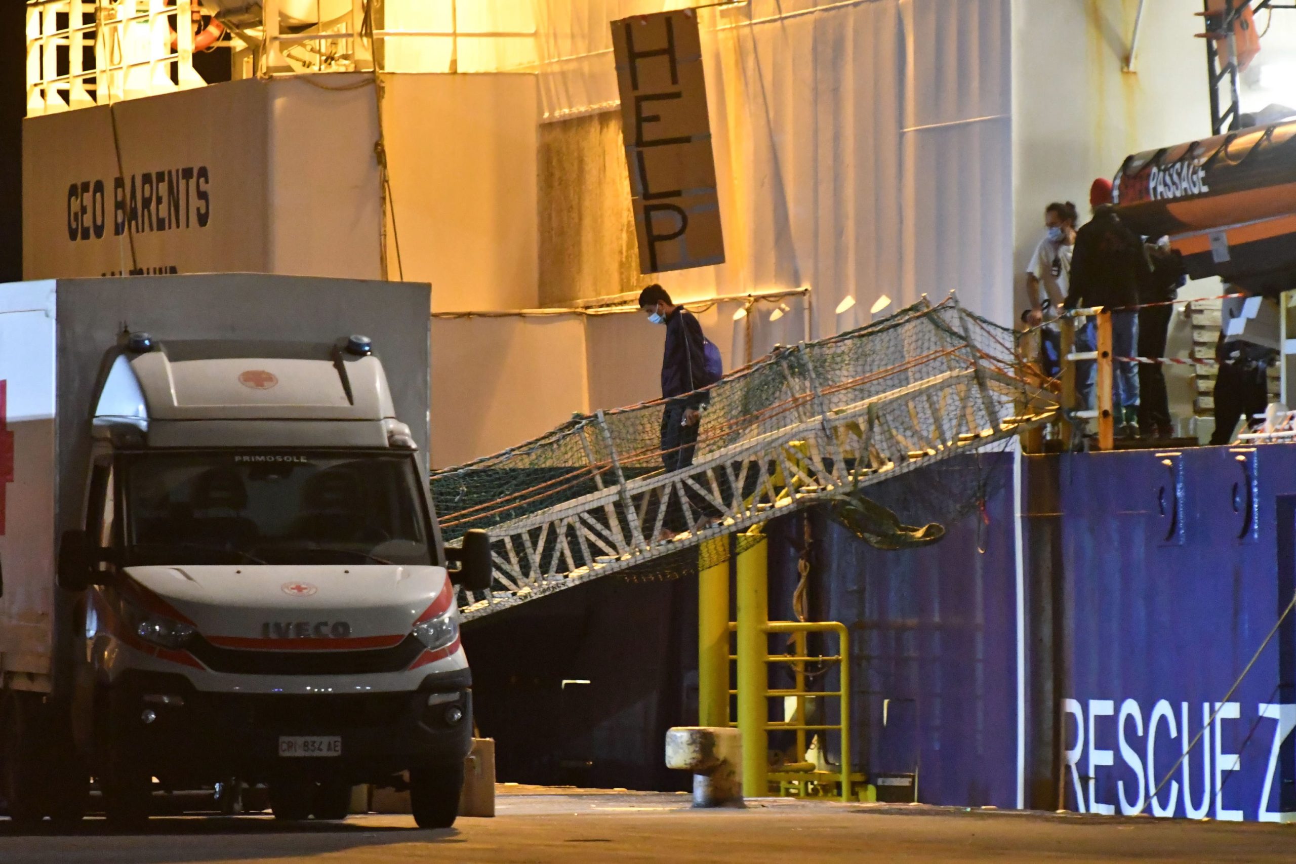 Itália autoriza desembarque de 212 migrantes ainda retidos no Geo Barents da Médicos Sem Fronteiras